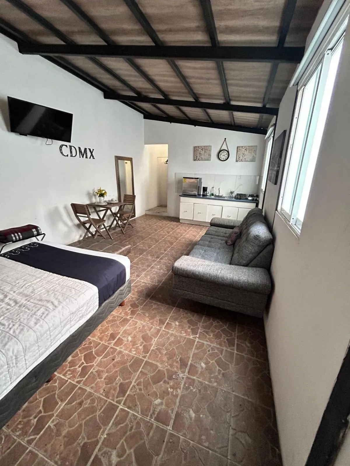 Photo of the whole room, Bed in Singular Goldsmith