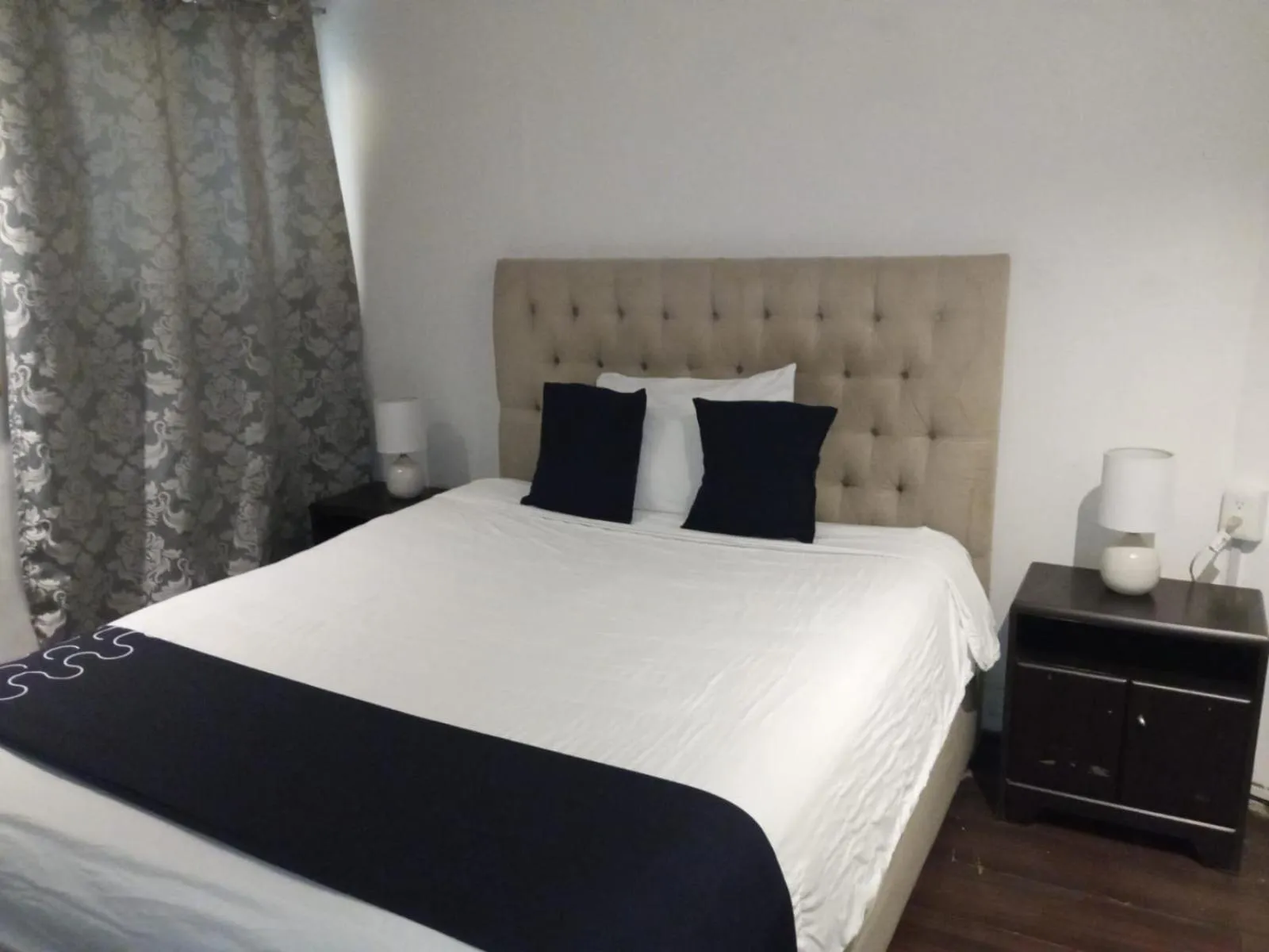 Photo of the whole room, Bed in Singular Goldsmith