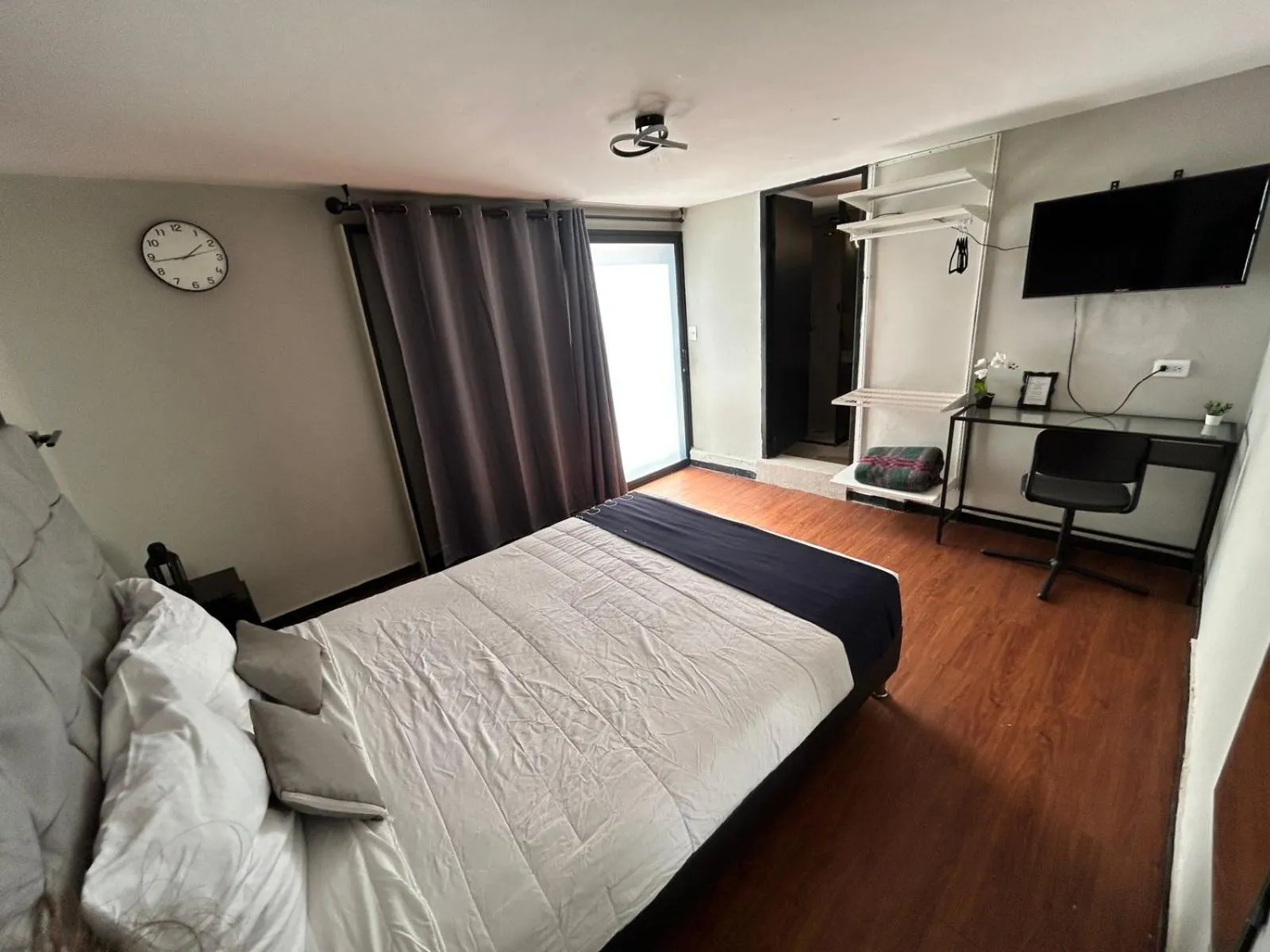 Photo of the whole room, Bed in Singular Goldsmith