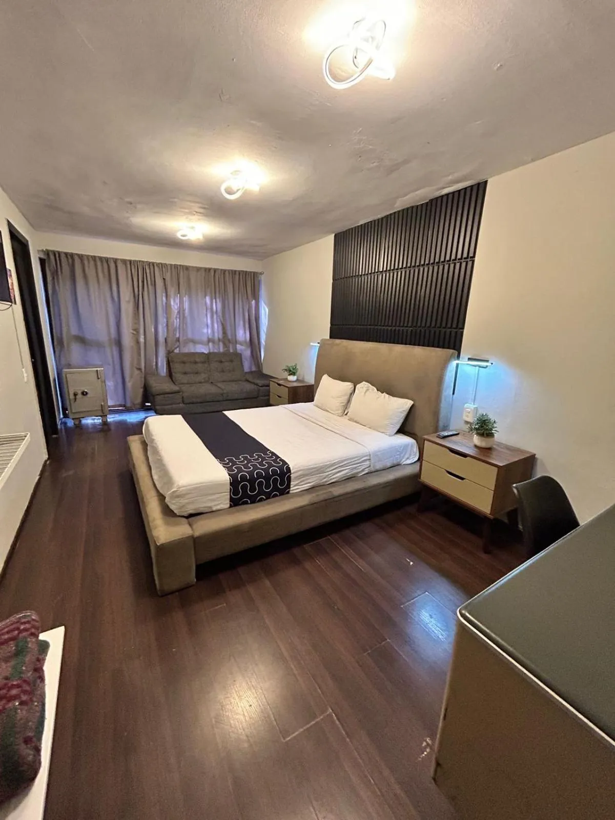 Photo of the whole room, Bed in Singular Goldsmith