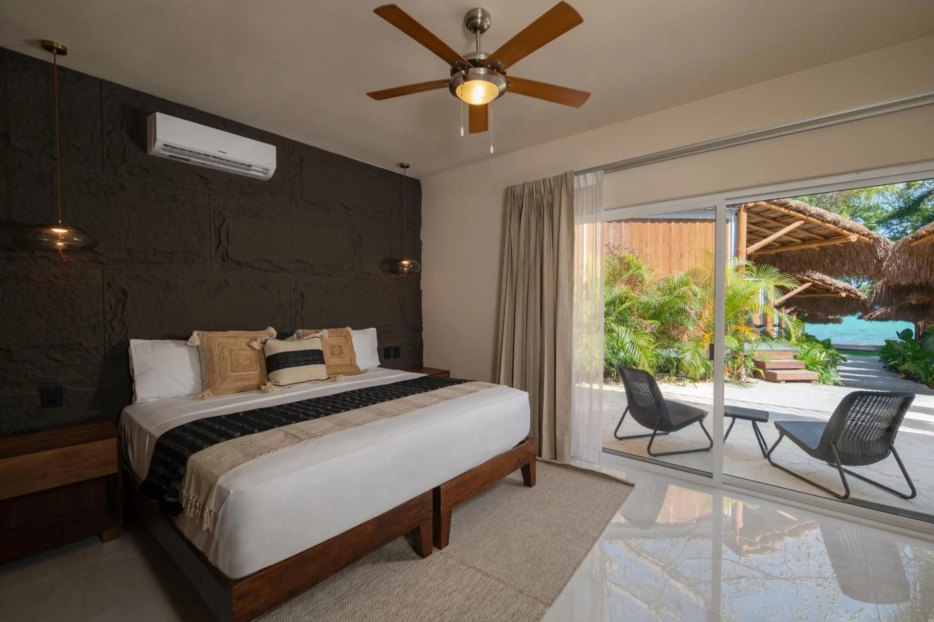 Balcony/Terrace, Bed in Casa Aakal Lagoon Front