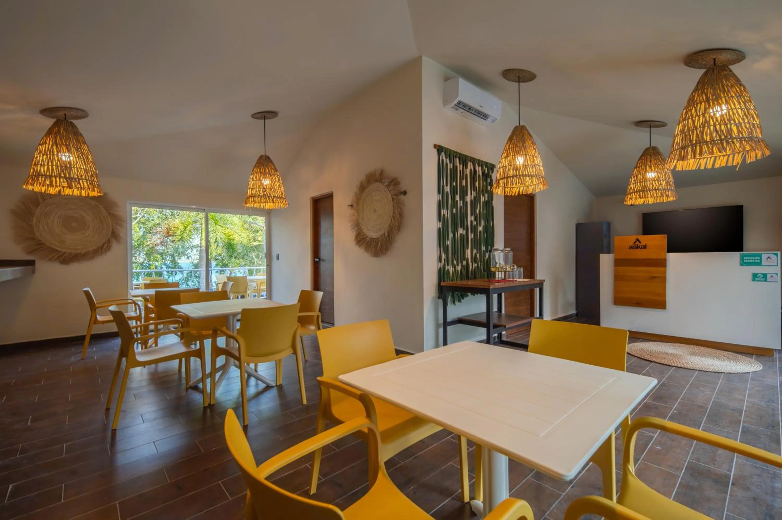 Restaurant/places to eat in Casa Aakal Lagoon Front