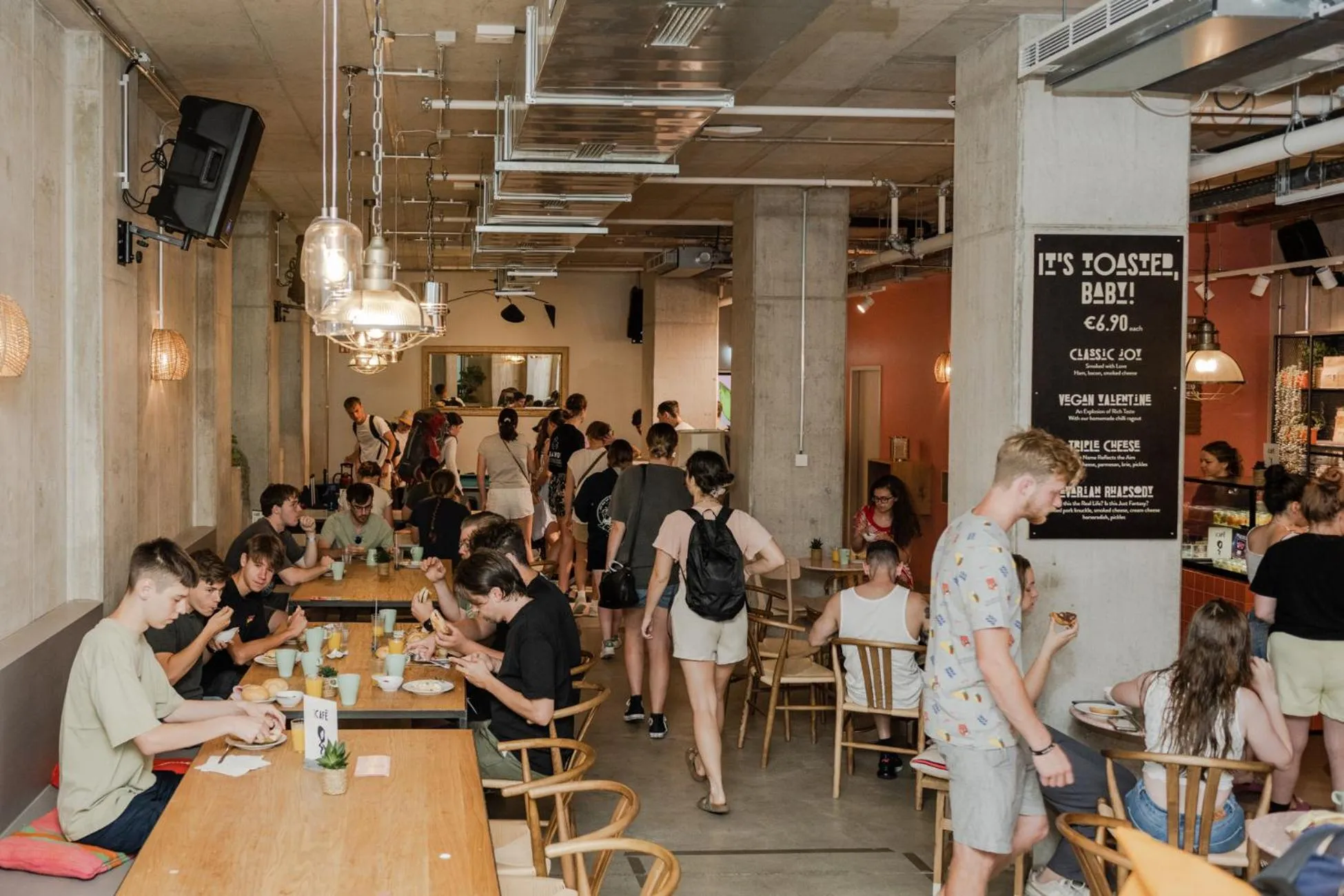 People in Wombat's City Hostel Munich Werksviertel