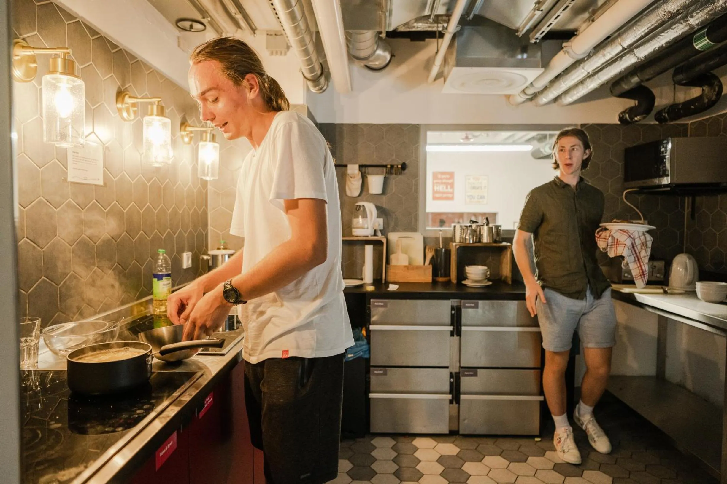 Communal kitchen in Wombat's City Hostel Munich Werksviertel