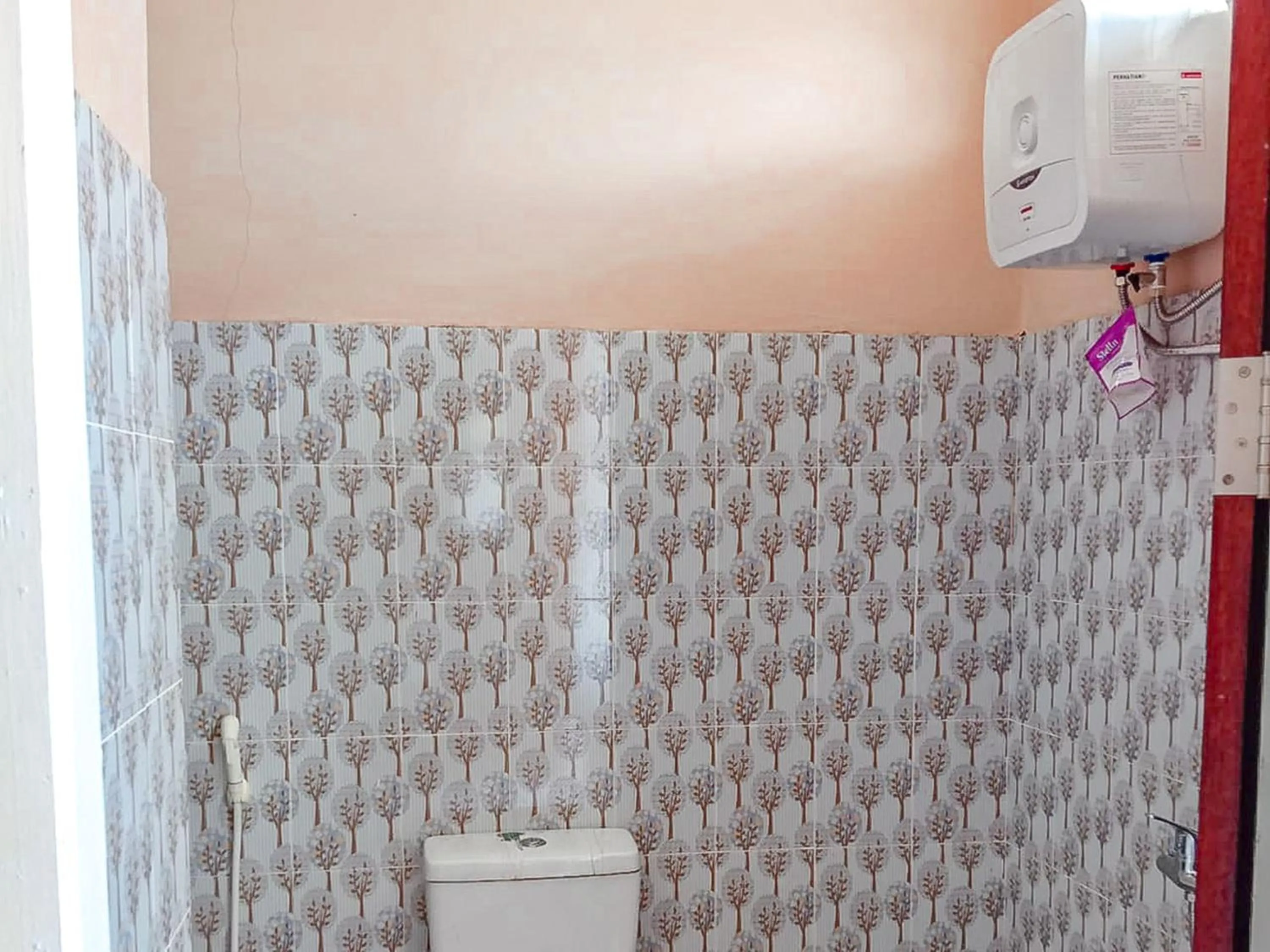 Bathroom in RedDoorz near Reremi Pemancar Manokwari