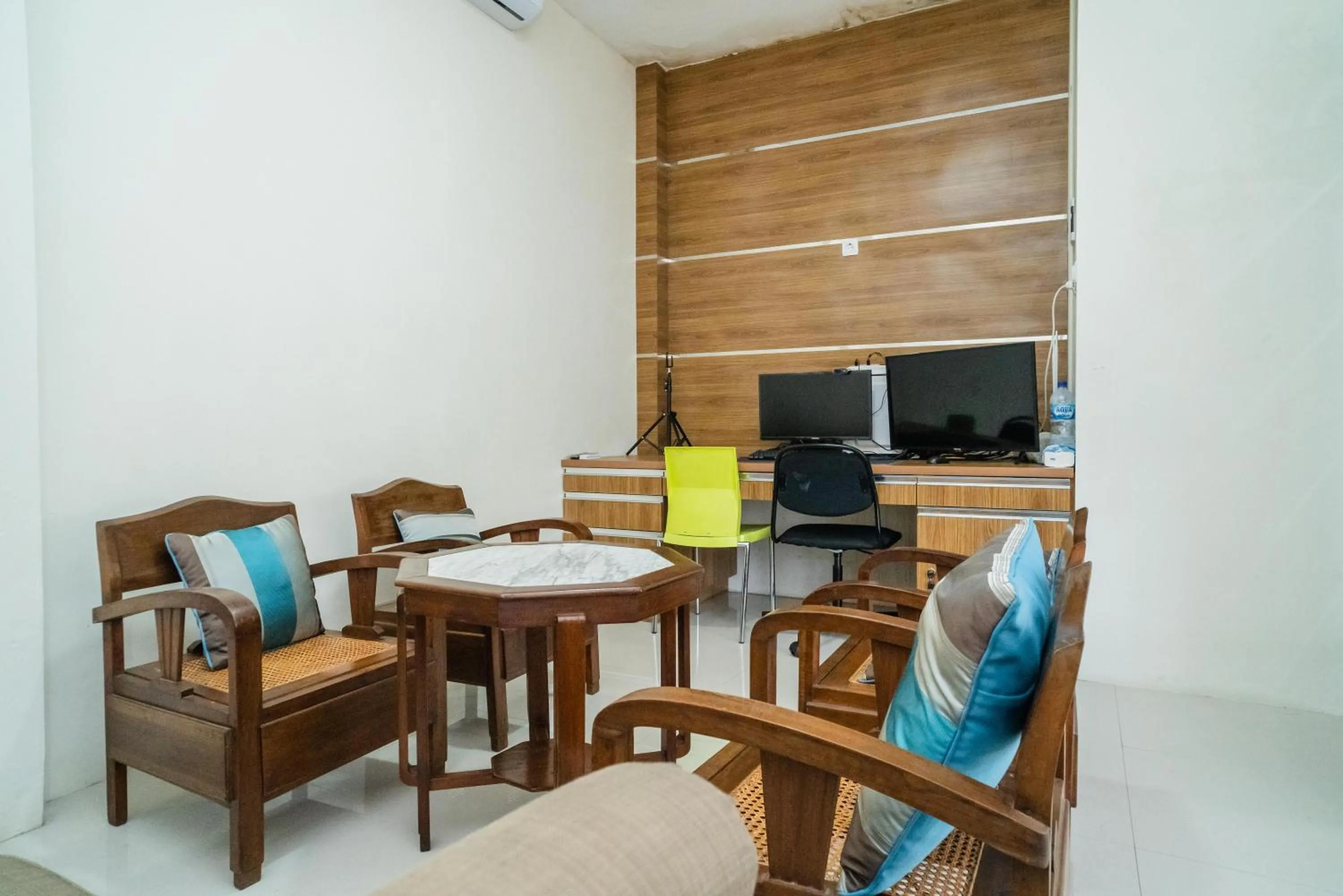 Lobby or reception in KoolKost Syariah near Jl Pajajaran Bogor