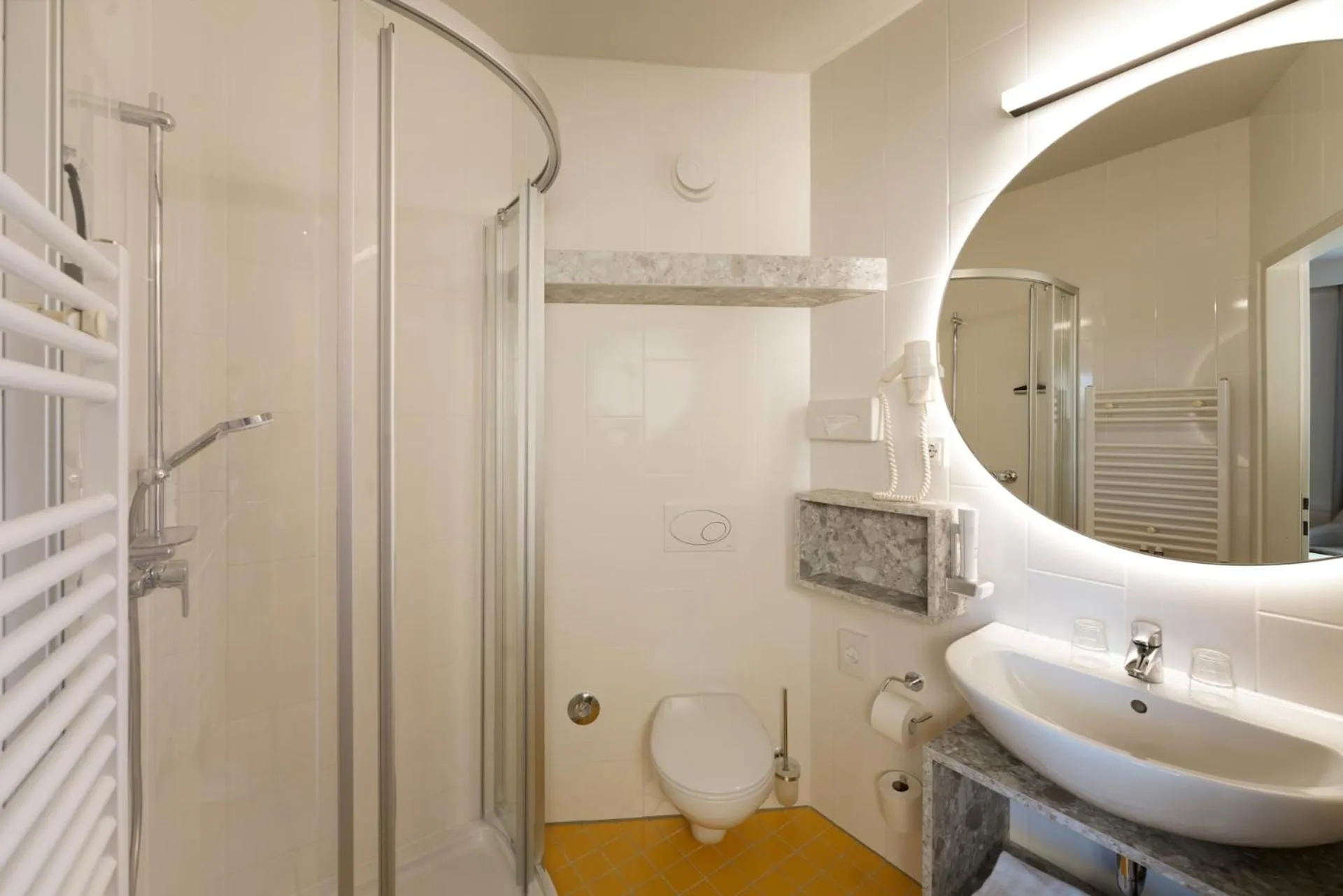 Bathroom in H2O Hotel-Therme-Resort, 3 Sterne superior, für Familien mit Kindern