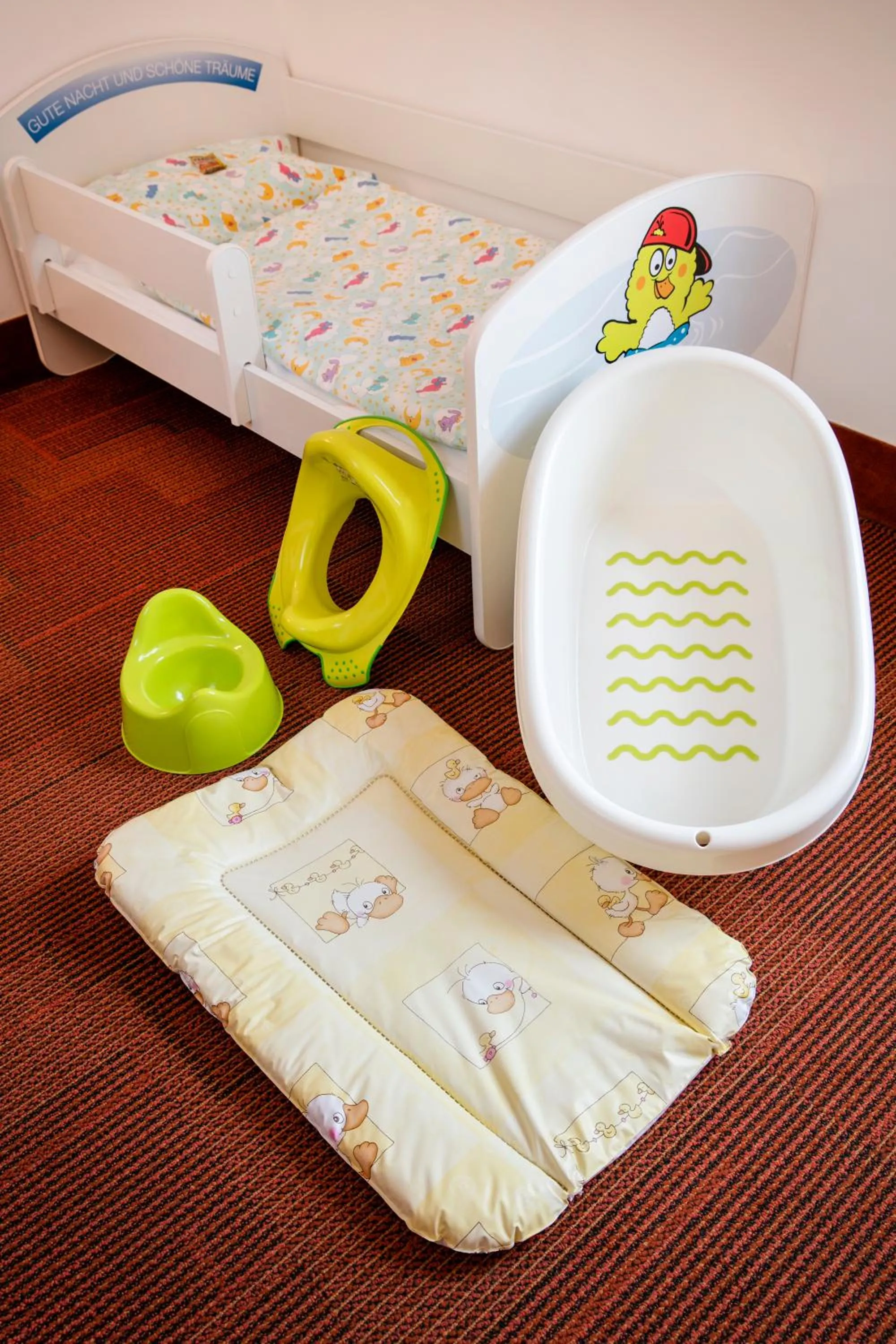 room service, Bed in H2O Hotel-Therme-Resort, 3 Sterne superior, für Familien mit Kindern