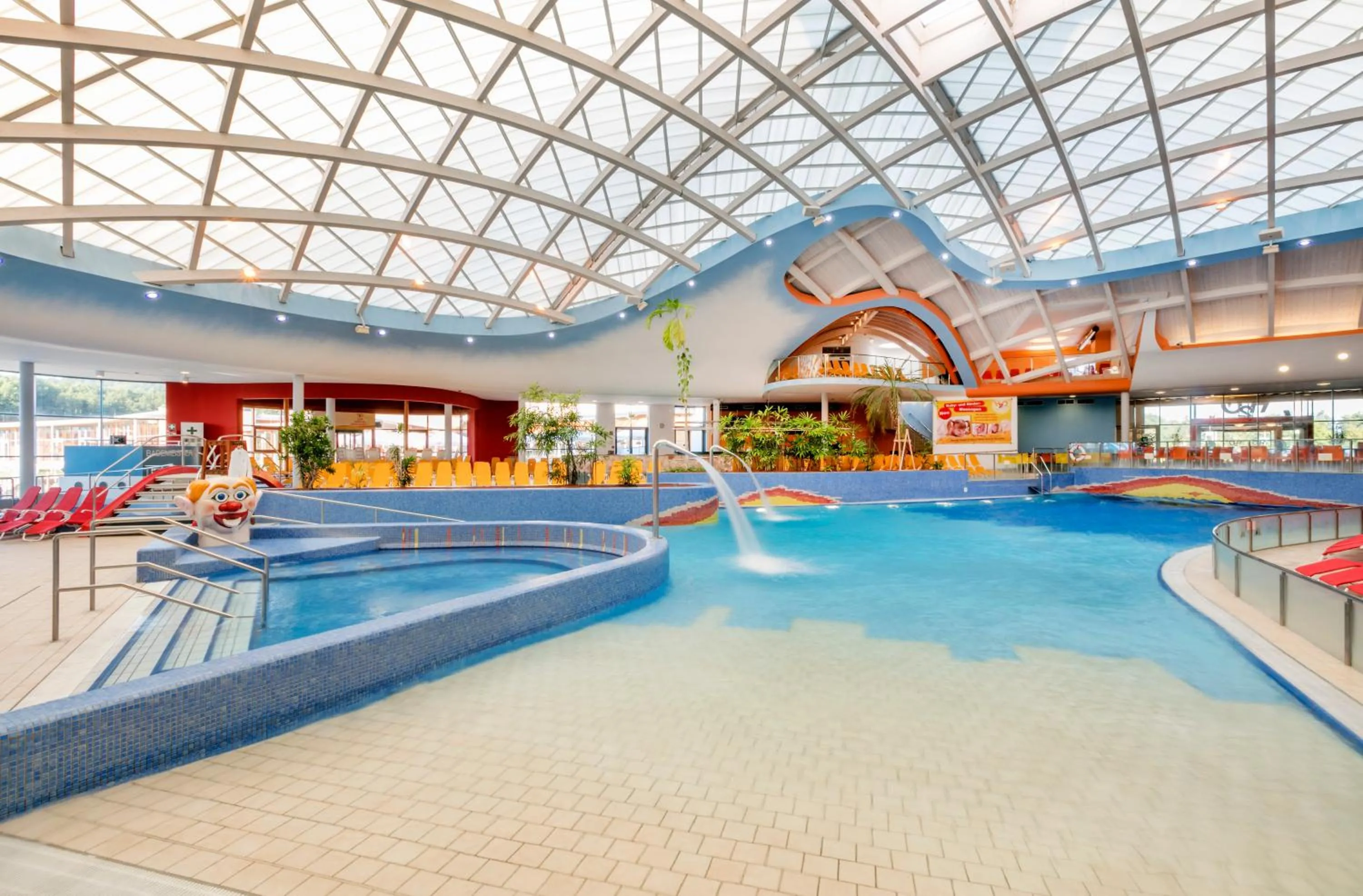 Swimming pool in H2O Hotel-Therme-Resort, 3 Sterne superior, für Familien mit Kindern