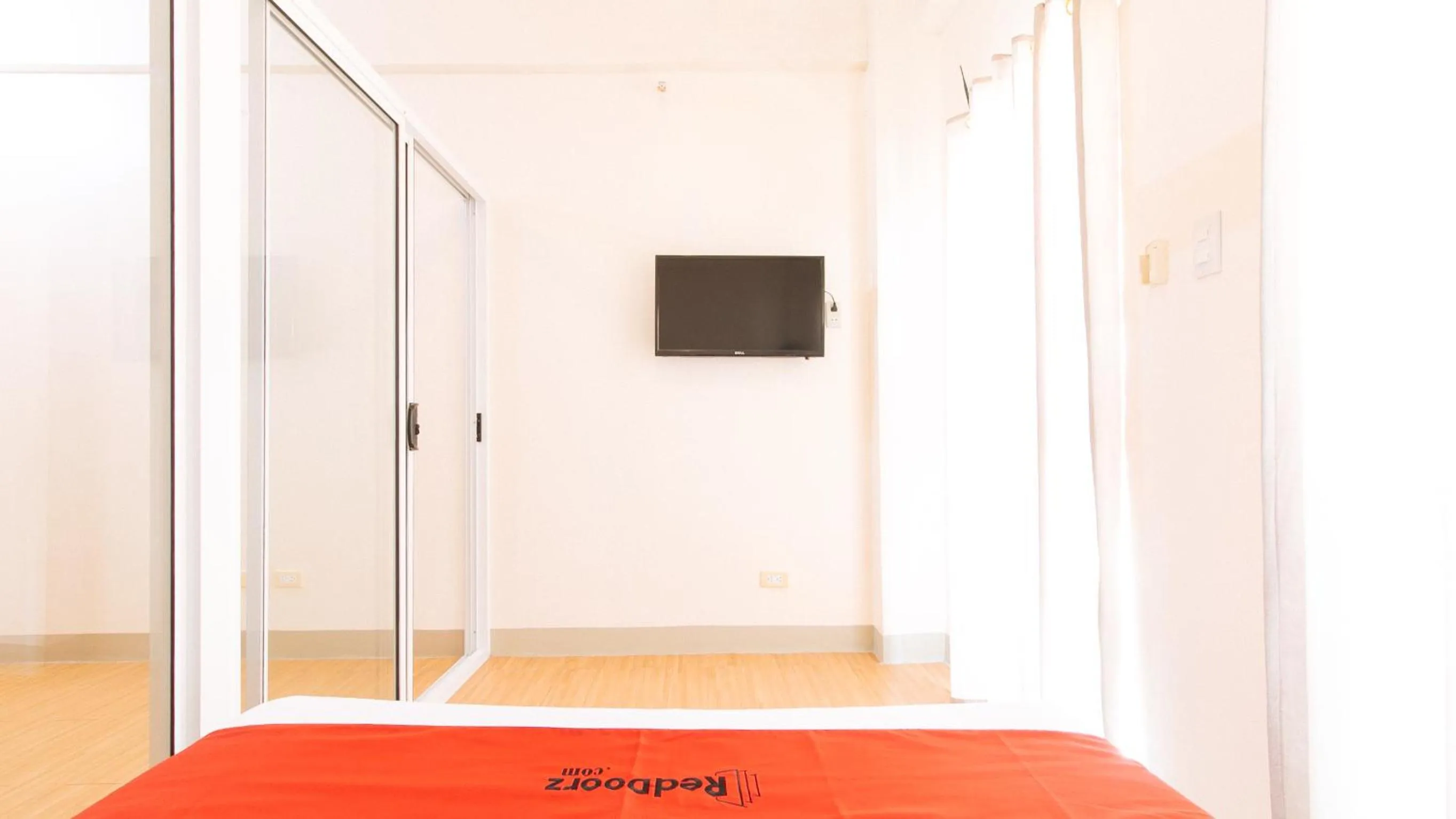 TV and multimedia, Bed in RedDoorz Plus at Alpina Heights Paranaque