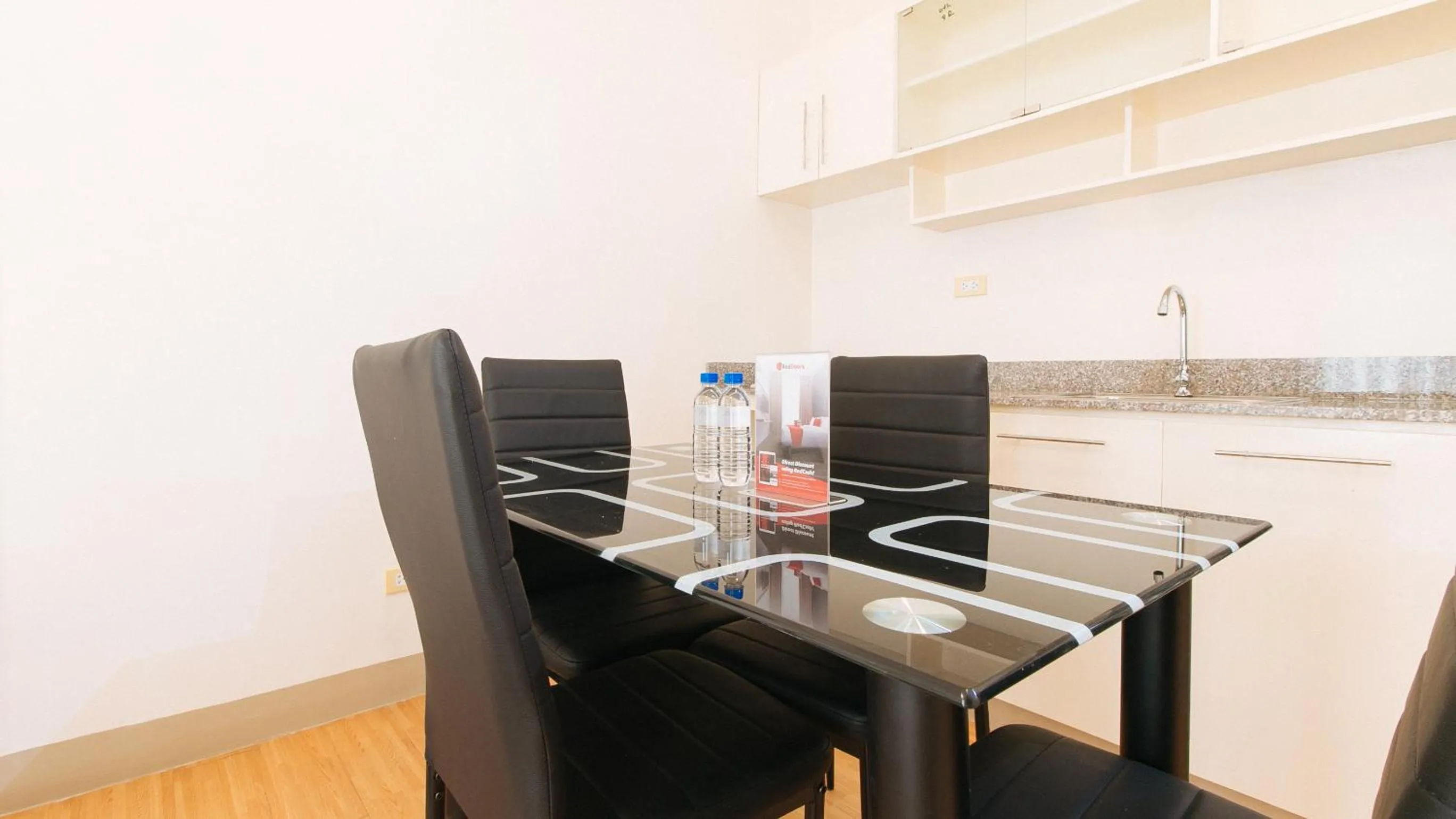 Kitchen or kitchenette in RedDoorz Plus at Alpina Heights Paranaque