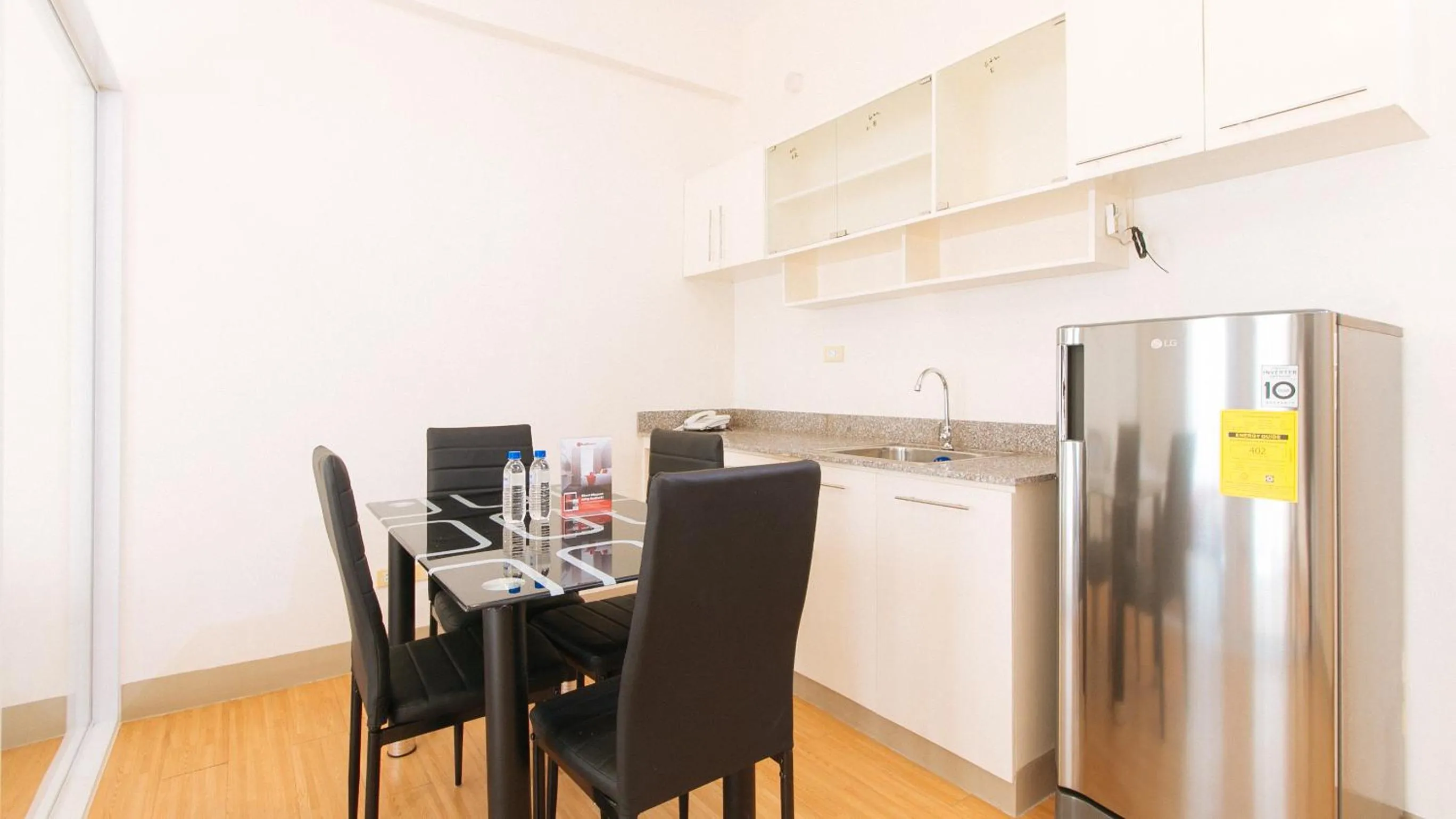 Kitchen or kitchenette in RedDoorz Plus at Alpina Heights Paranaque