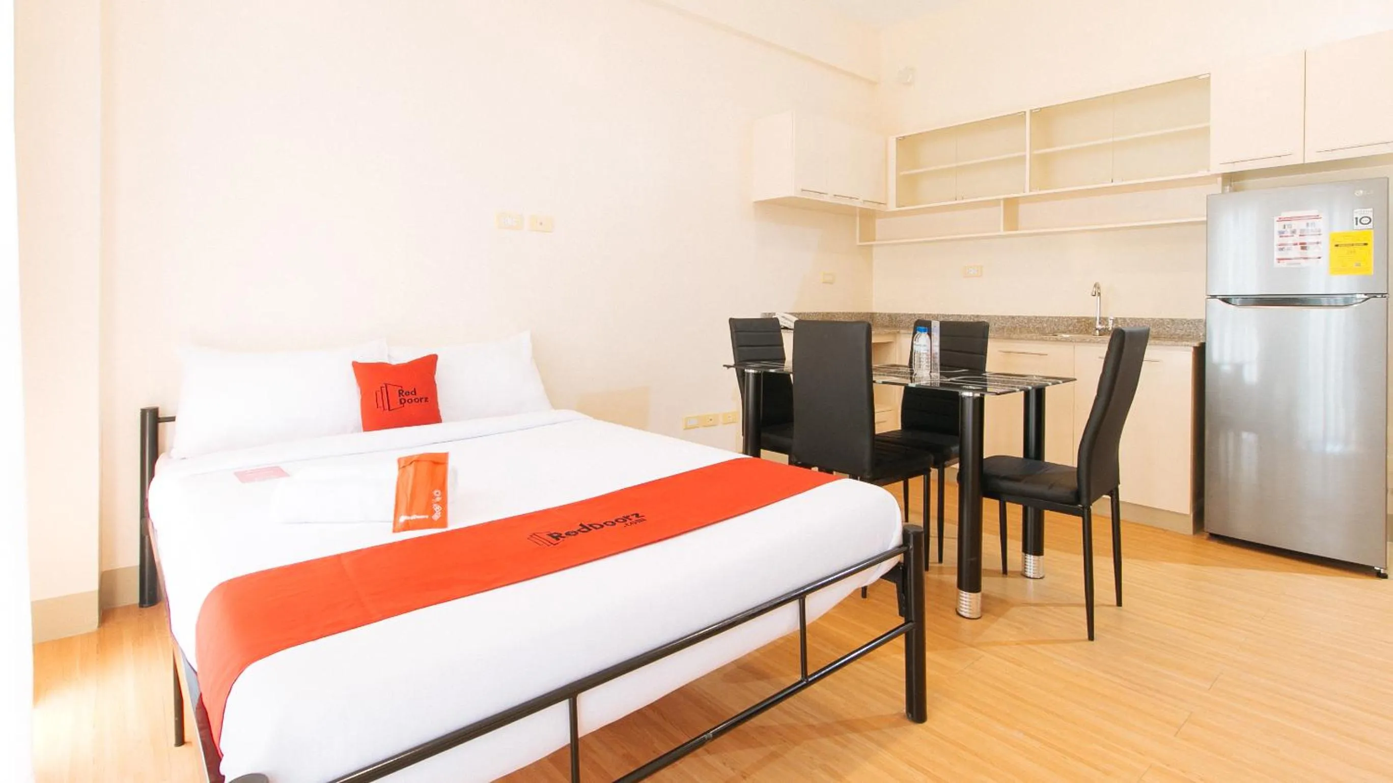 Kitchen or kitchenette, Bed in RedDoorz Plus at Alpina Heights Paranaque