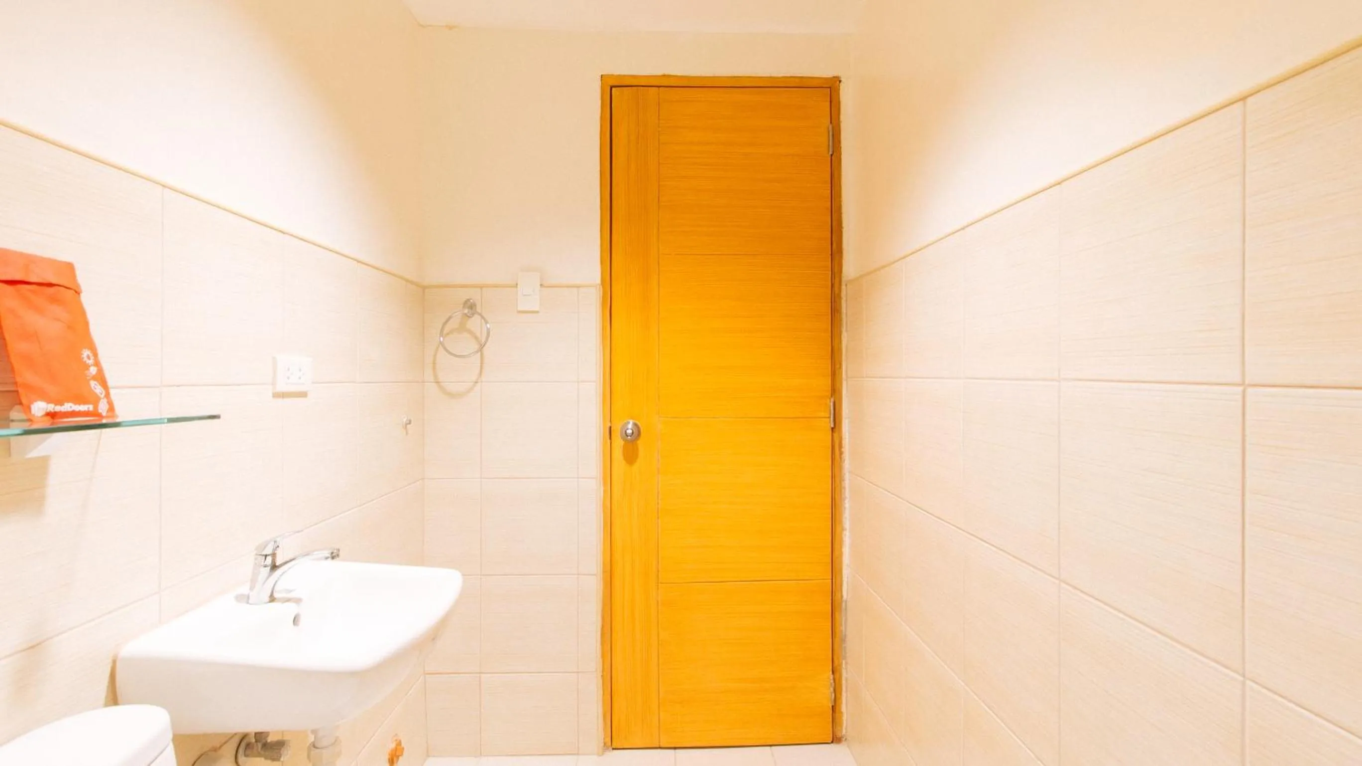 Bathroom in RedDoorz Plus at Alpina Heights Paranaque