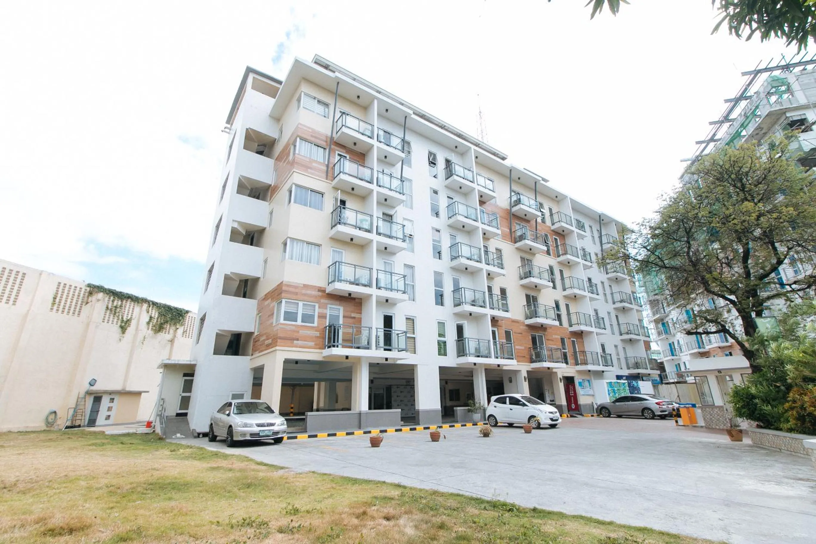 Property building in RedDoorz Plus at Alpina Heights Paranaque