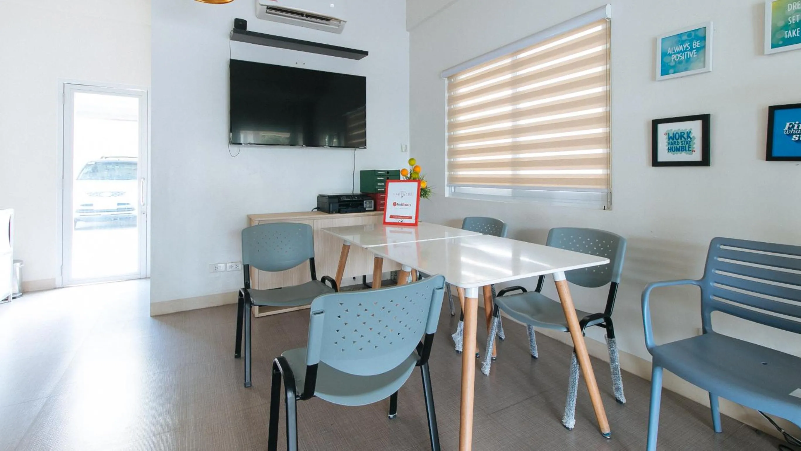 TV and multimedia in RedDoorz Plus at Alpina Heights Paranaque