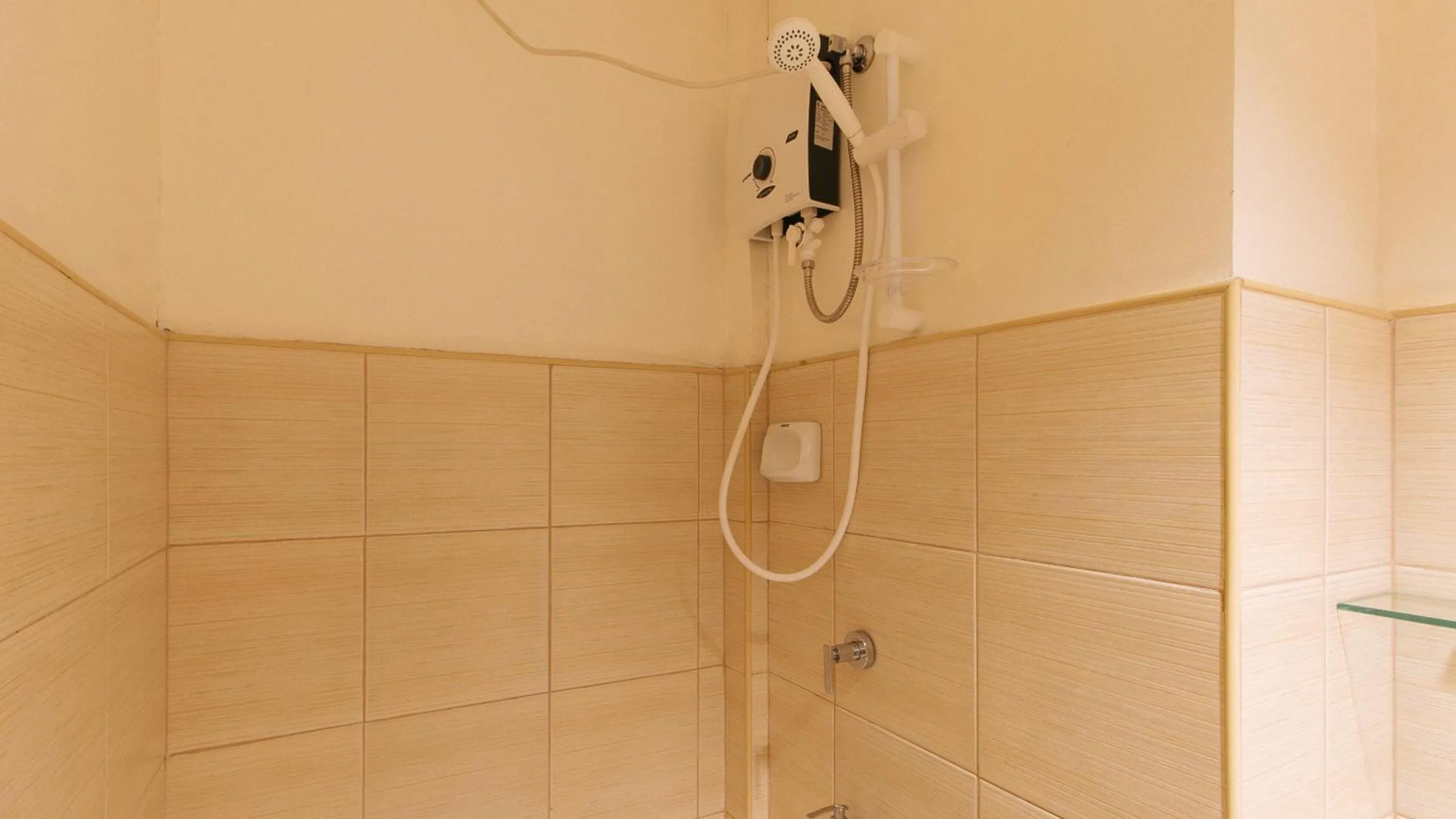 Shower in RedDoorz Plus at Alpina Heights Paranaque