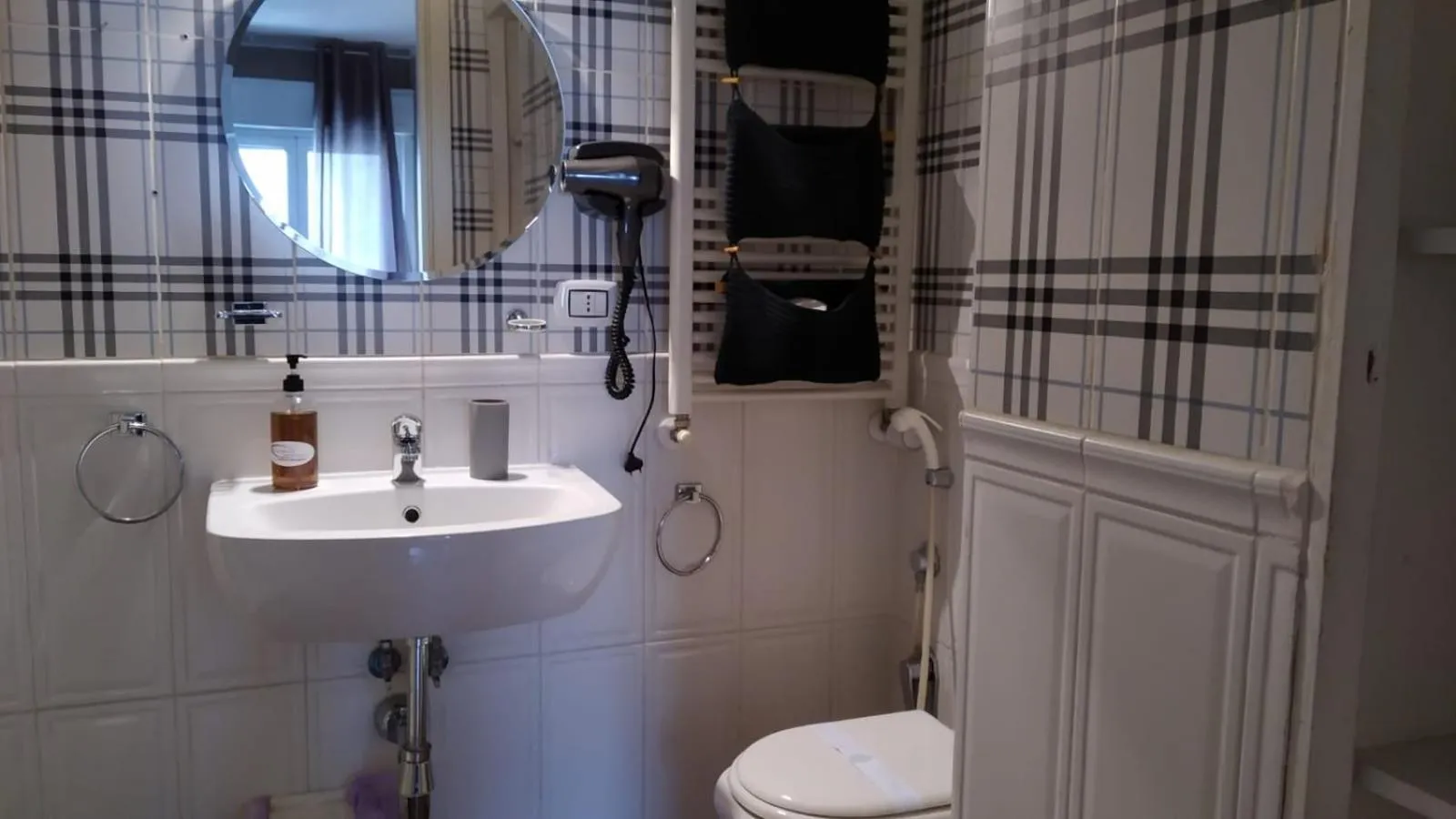 Shower in CconfortHotels R&B Cavour