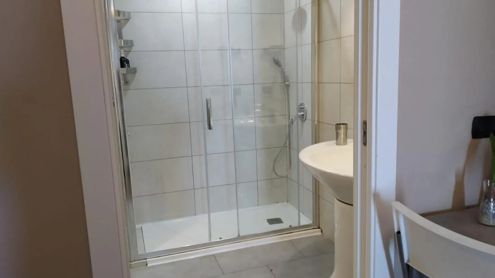Shower in CconfortHotels R&B Cavour