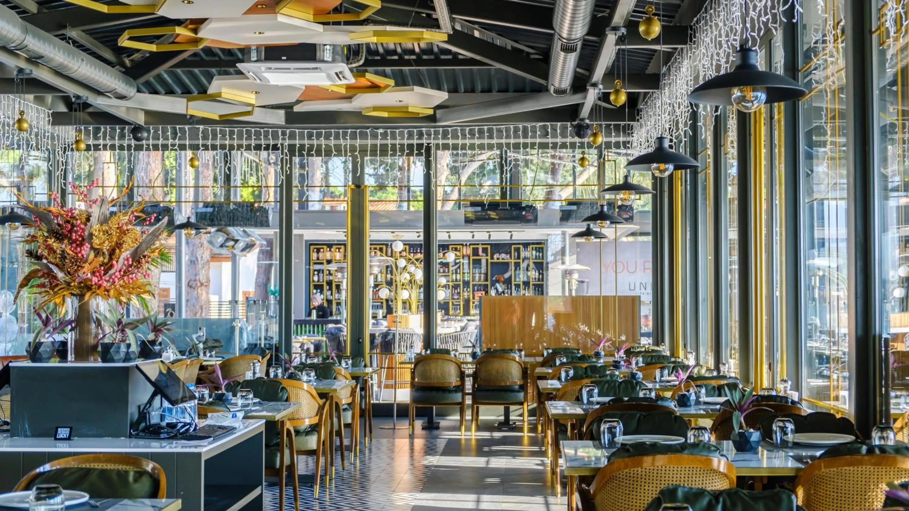 Restaurant/places to eat in Unique Life Style Hotel