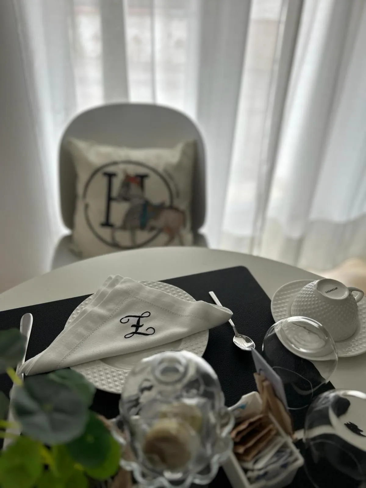 Dining area in Zeta Rooms