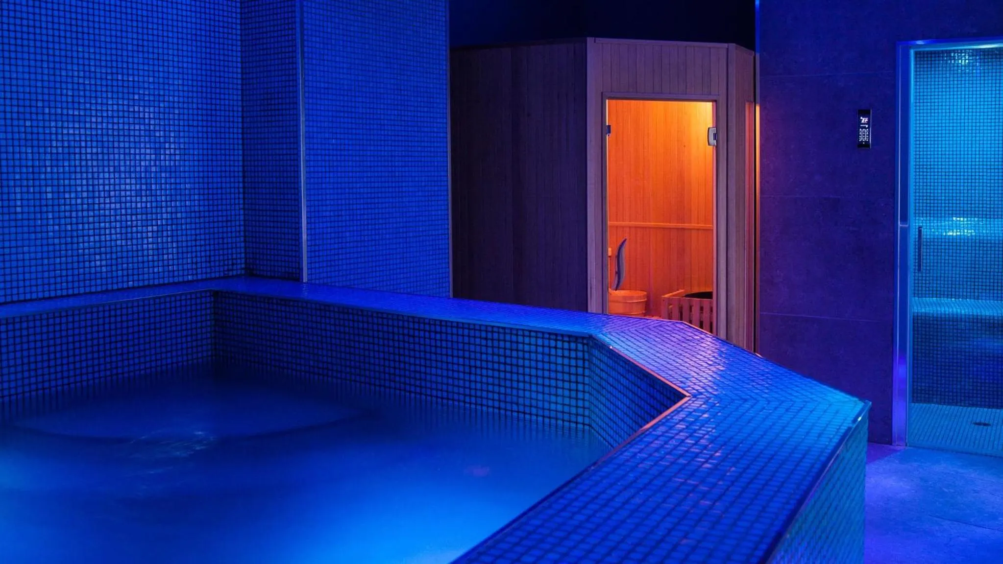 Swimming pool in Zeta Rooms