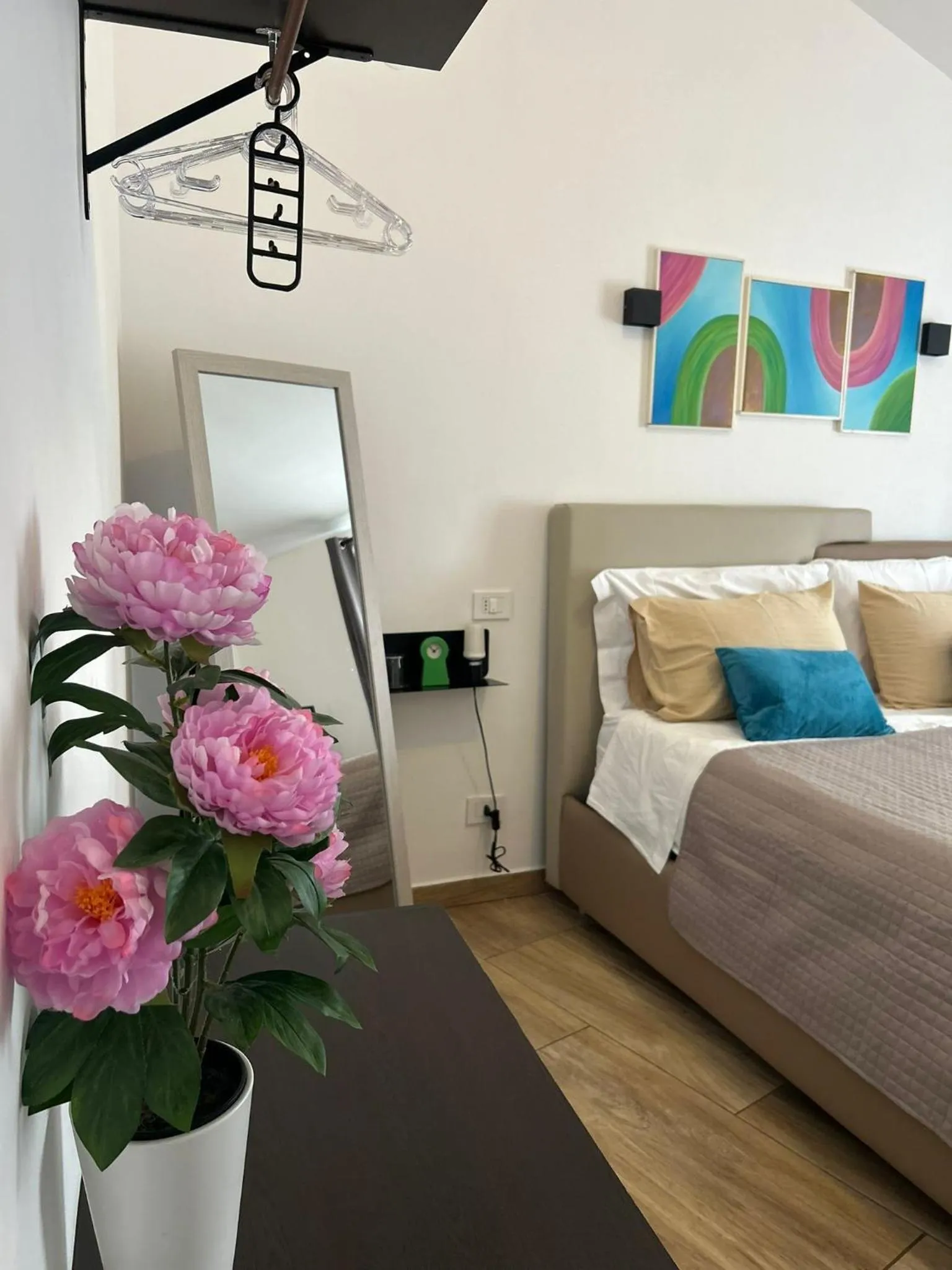 Photo of the whole room, Bed in Zeta Rooms