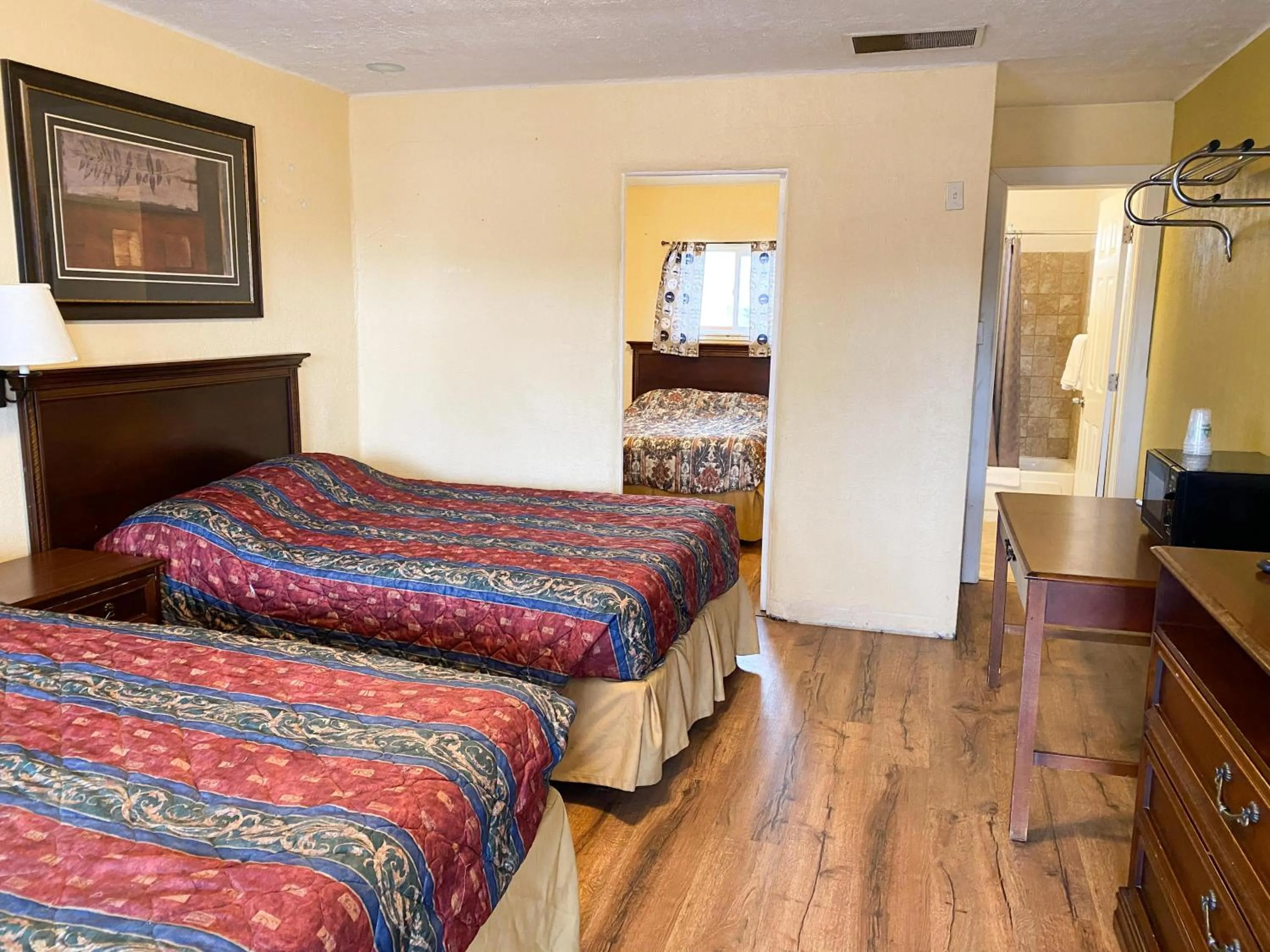 Photo of the whole room, Bed in Guest Ranch Motel
