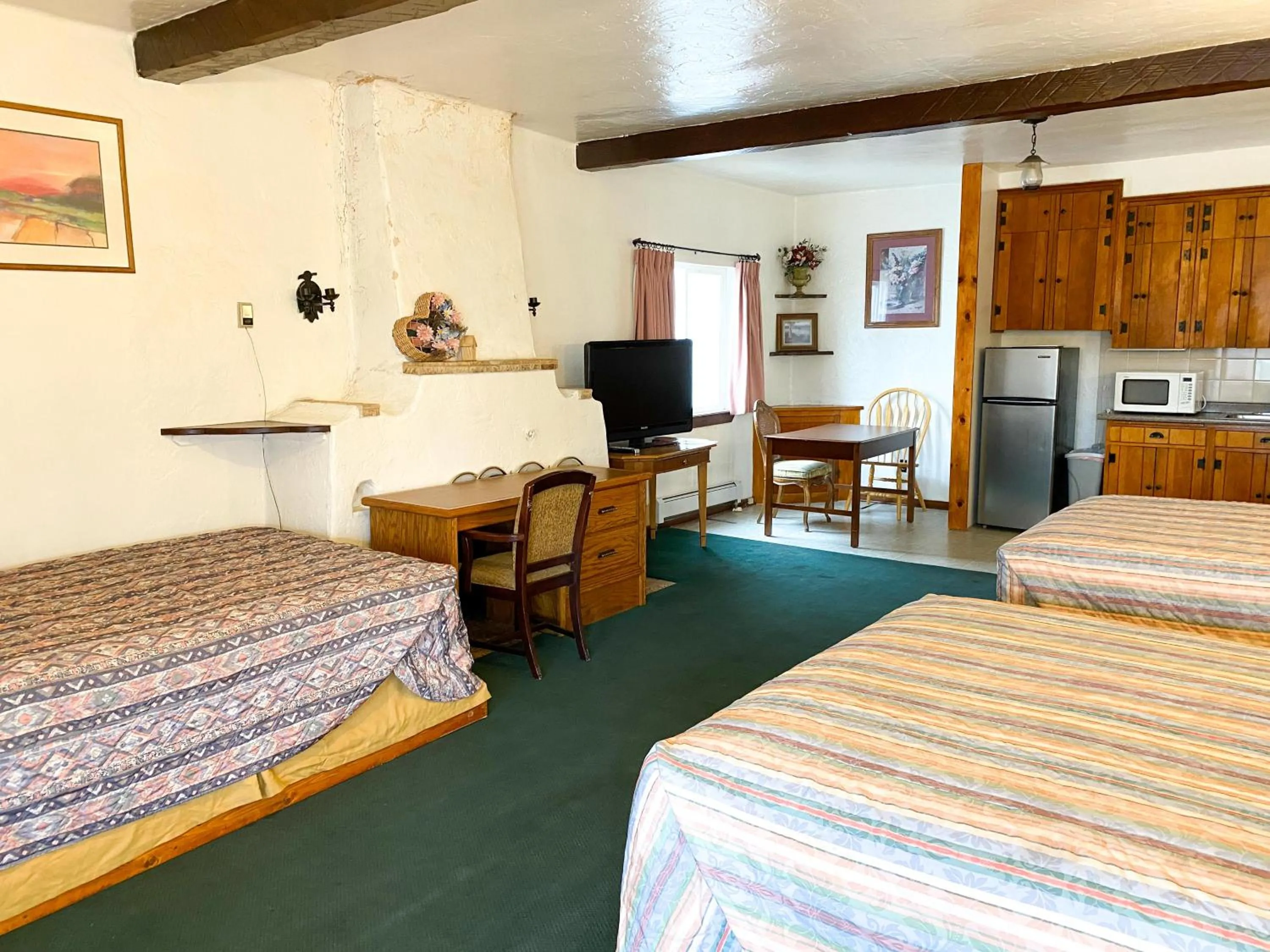 Photo of the whole room, Bed in Guest Ranch Motel