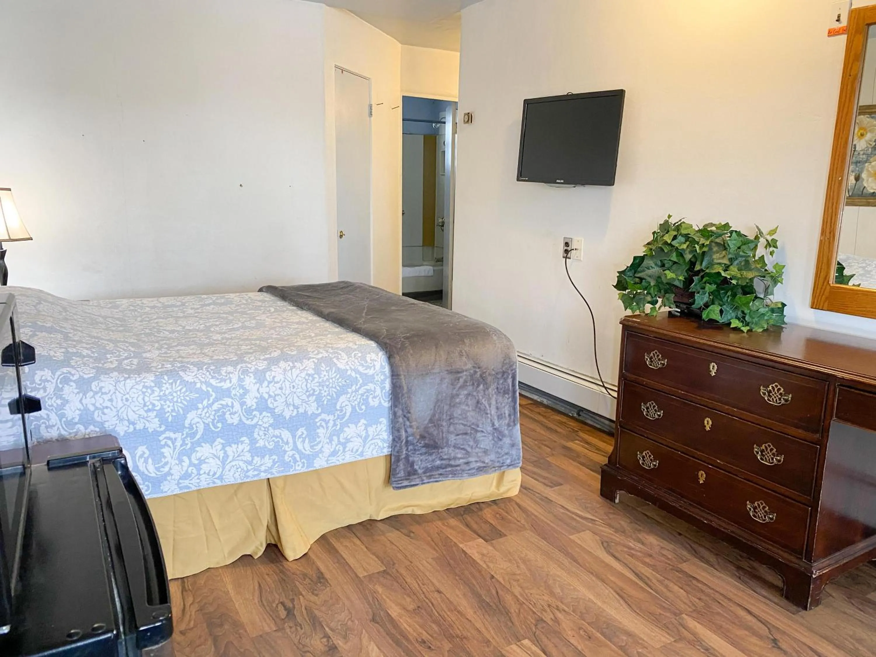 Photo of the whole room, Bed in Guest Ranch Motel