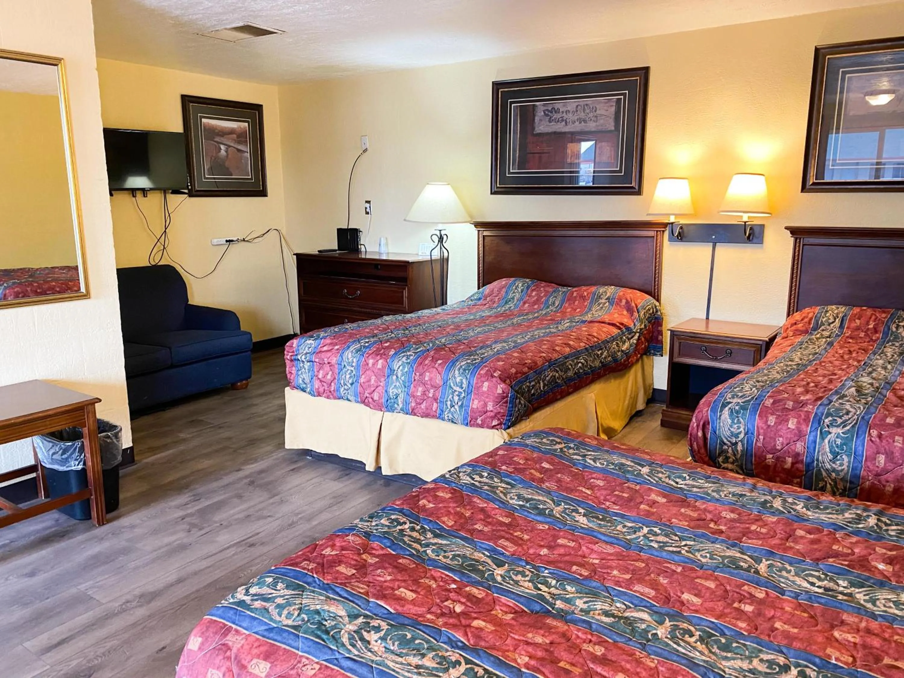 Bed in Guest Ranch Motel