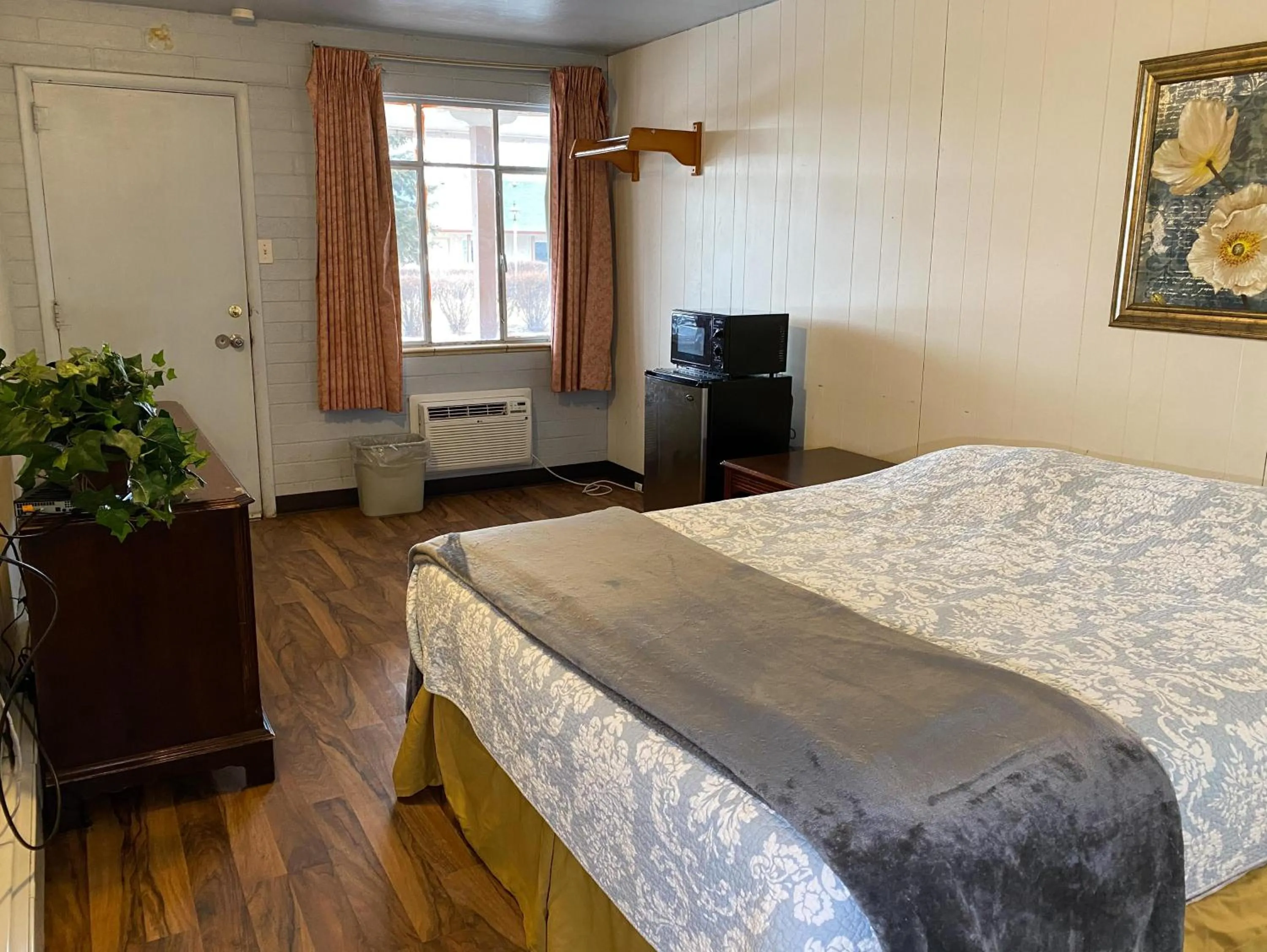Bed in Guest Ranch Motel