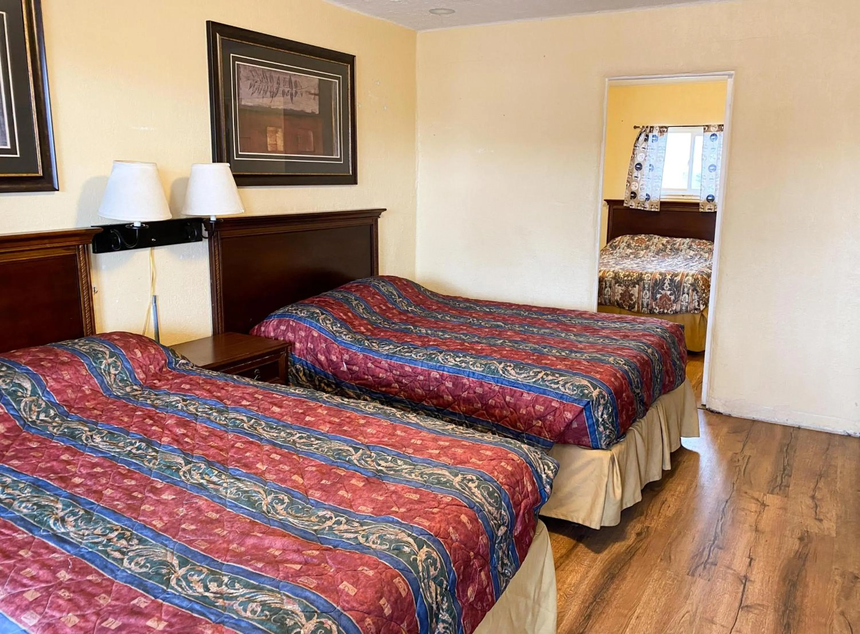 Bed in Guest Ranch Motel