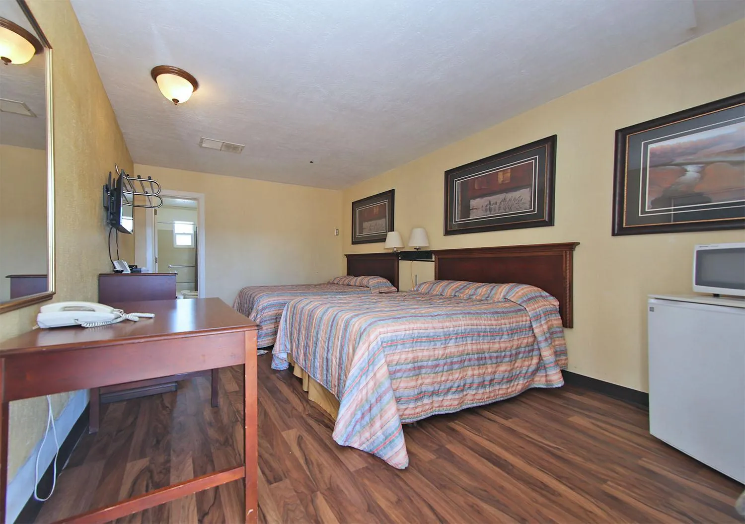 Photo of the whole room, Bed in Guest Ranch Motel