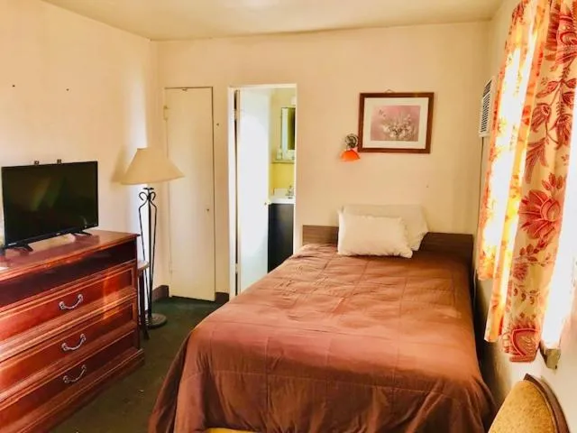 Photo of the whole room, Bed in Guest Ranch Motel