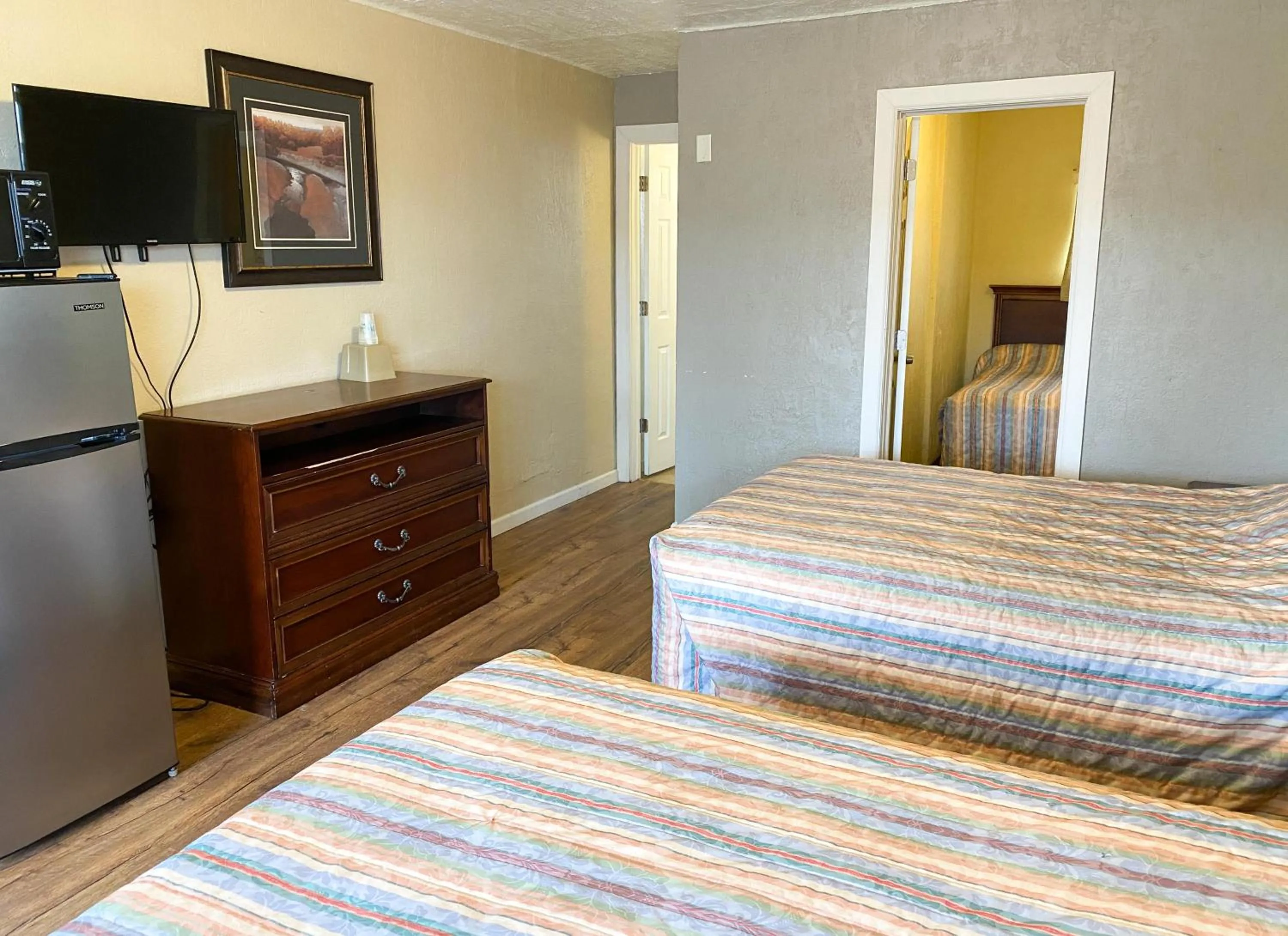 Photo of the whole room, Bed in Guest Ranch Motel