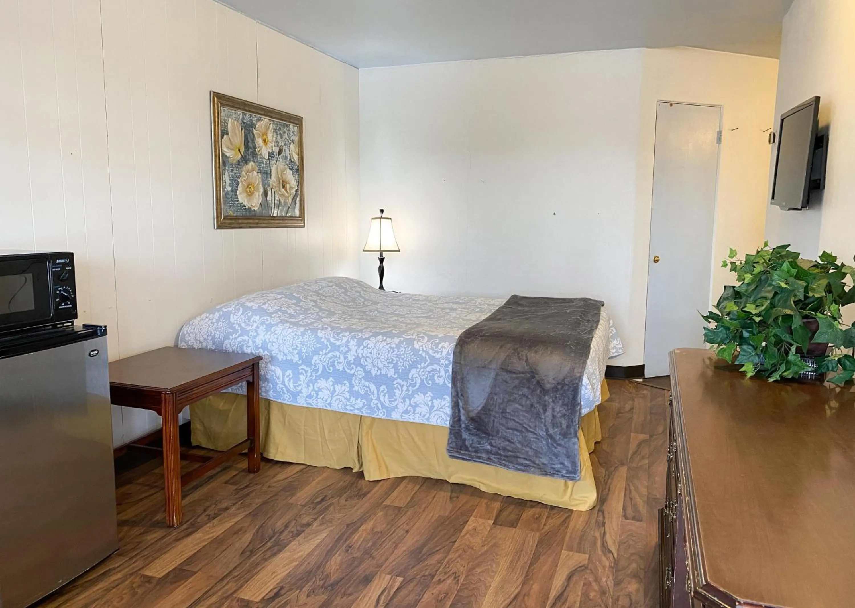Photo of the whole room, Bed in Guest Ranch Motel