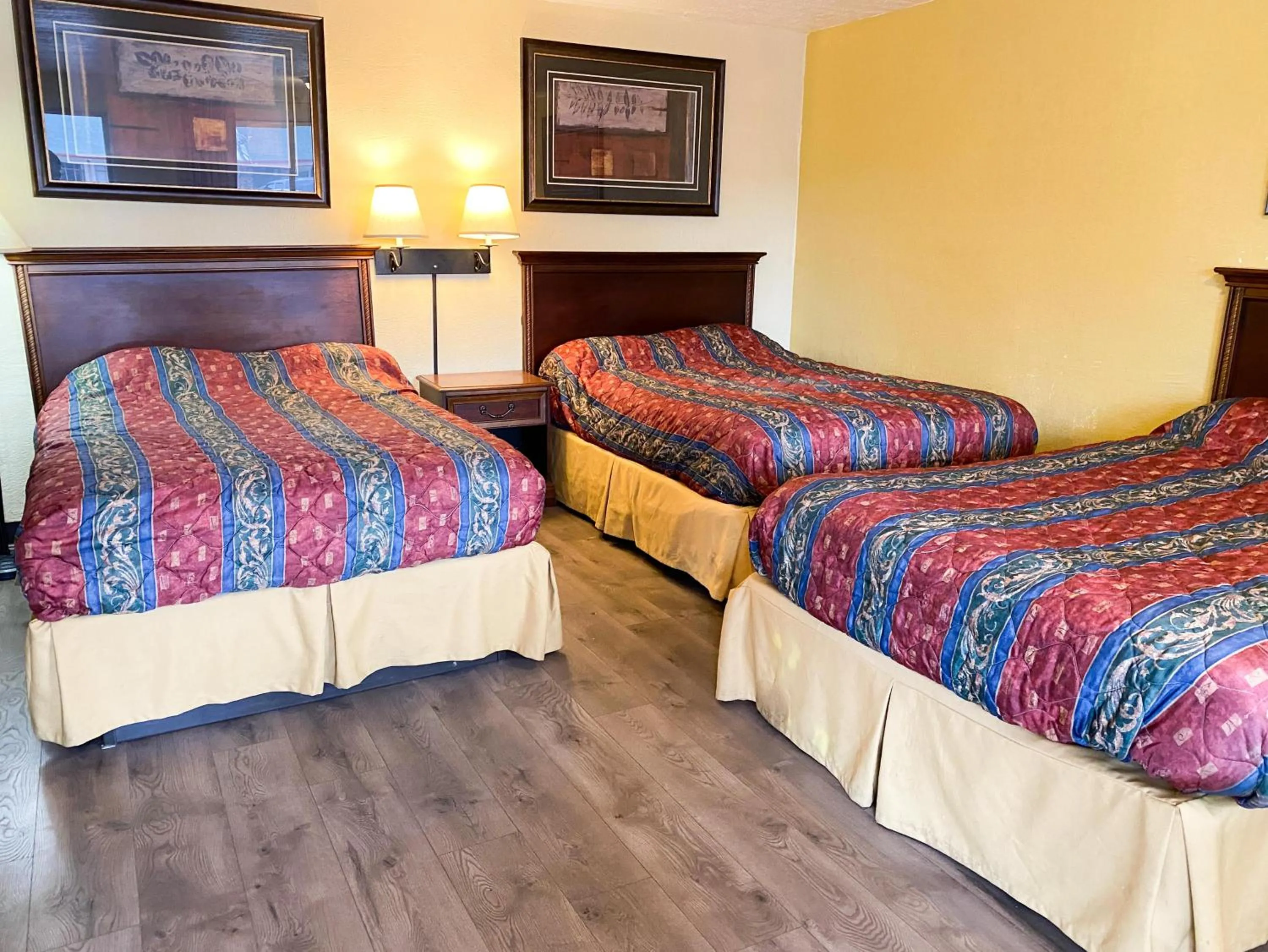 Bed in Guest Ranch Motel