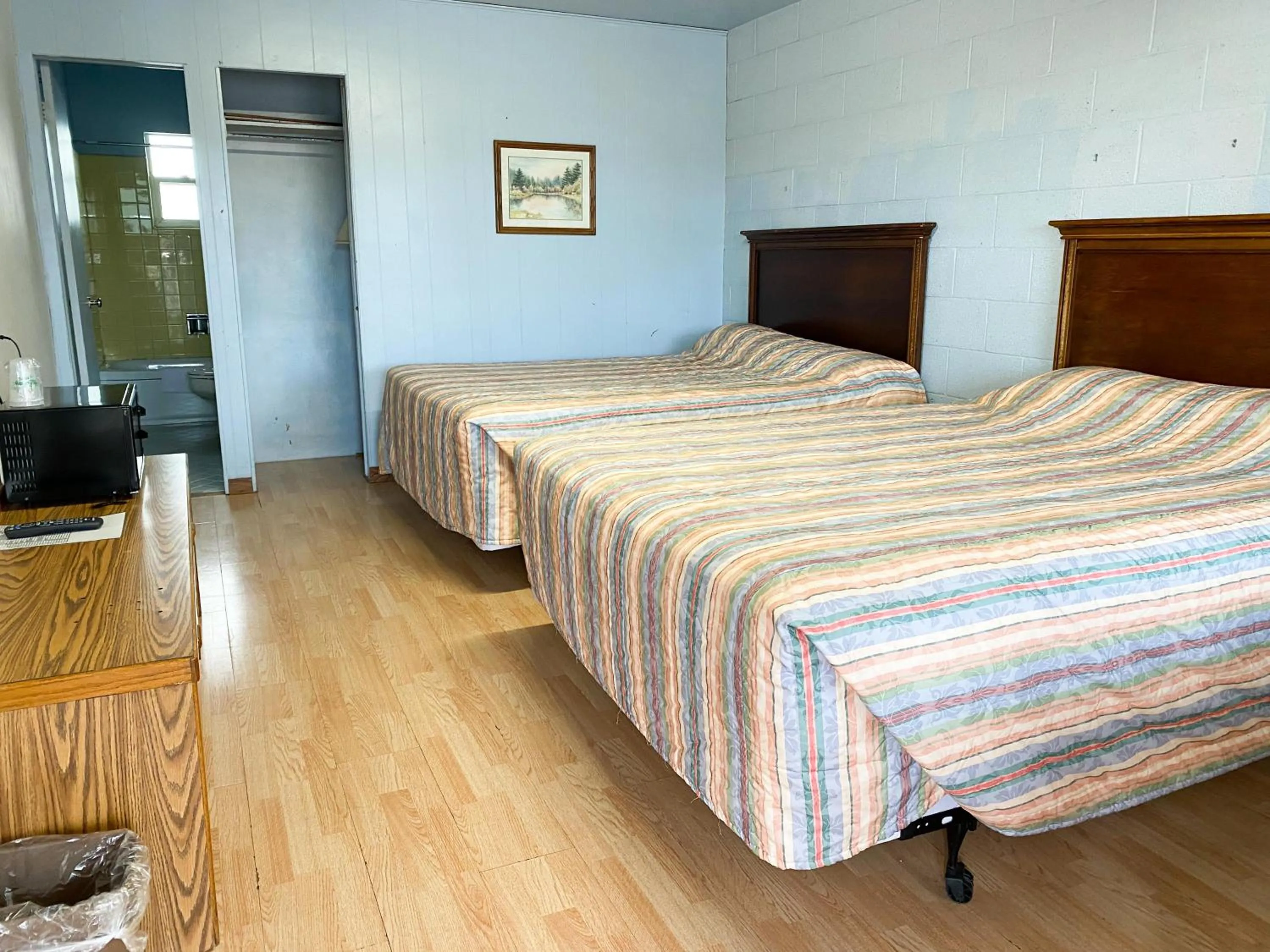Photo of the whole room, Bed in Guest Ranch Motel