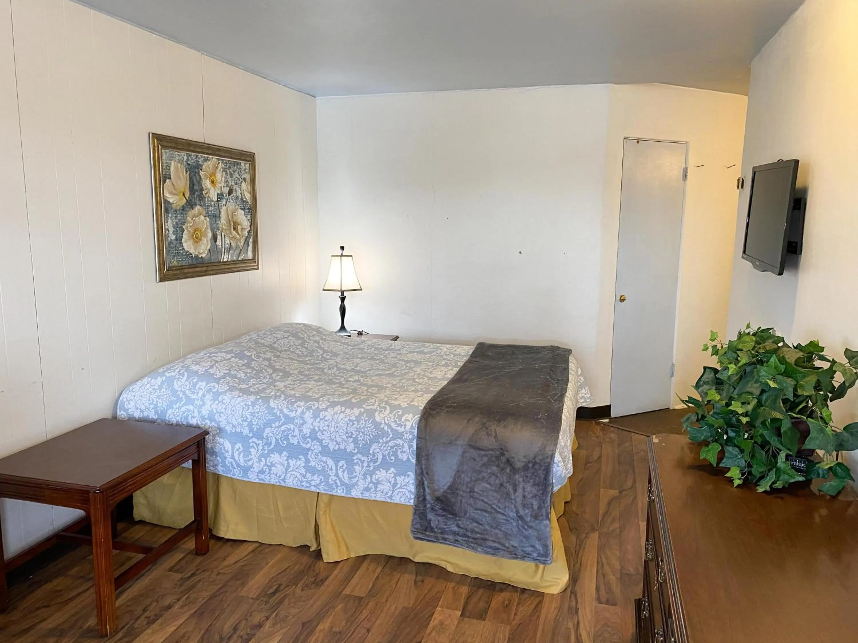 Bed in Guest Ranch Motel