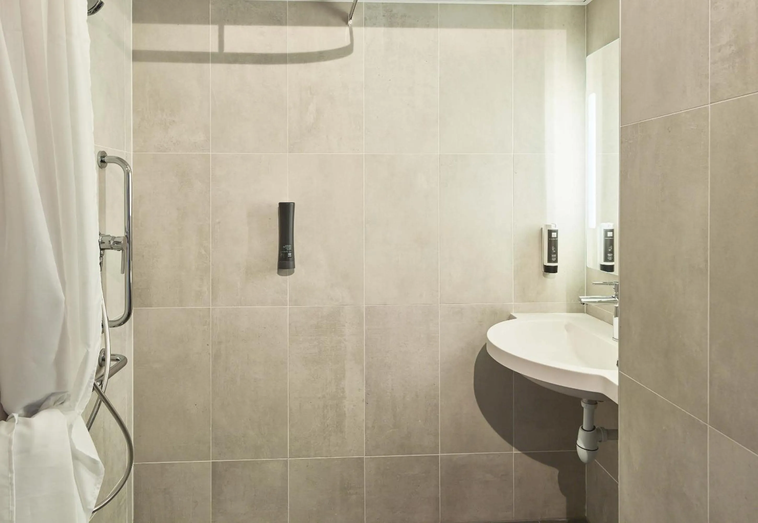 Bathroom in B&B HOTEL Le Port Marly Saint Germain en Laye