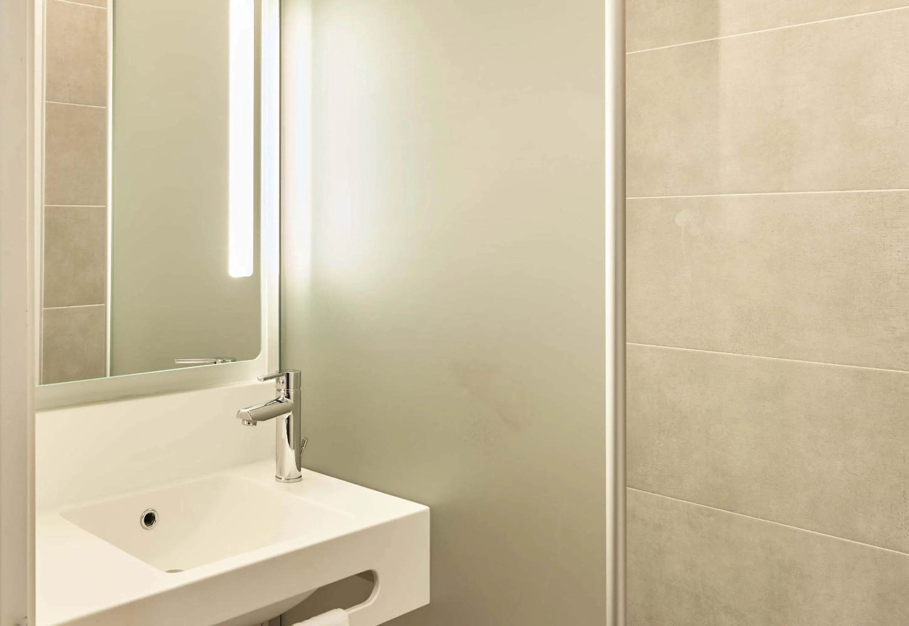 Bathroom in B&B HOTEL Le Port Marly Saint Germain en Laye