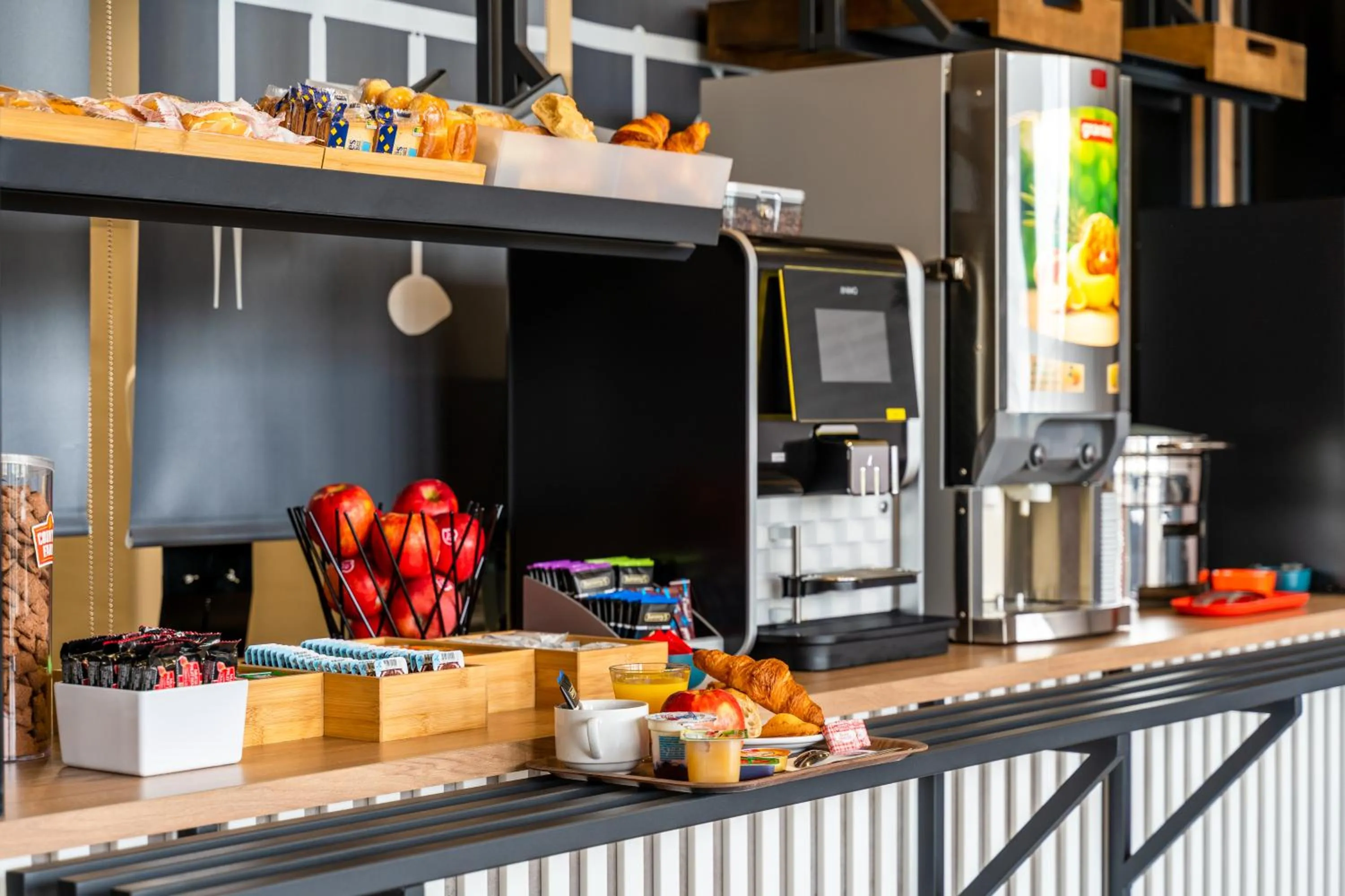 Breakfast in B&B HOTEL Le Port Marly Saint Germain en Laye
