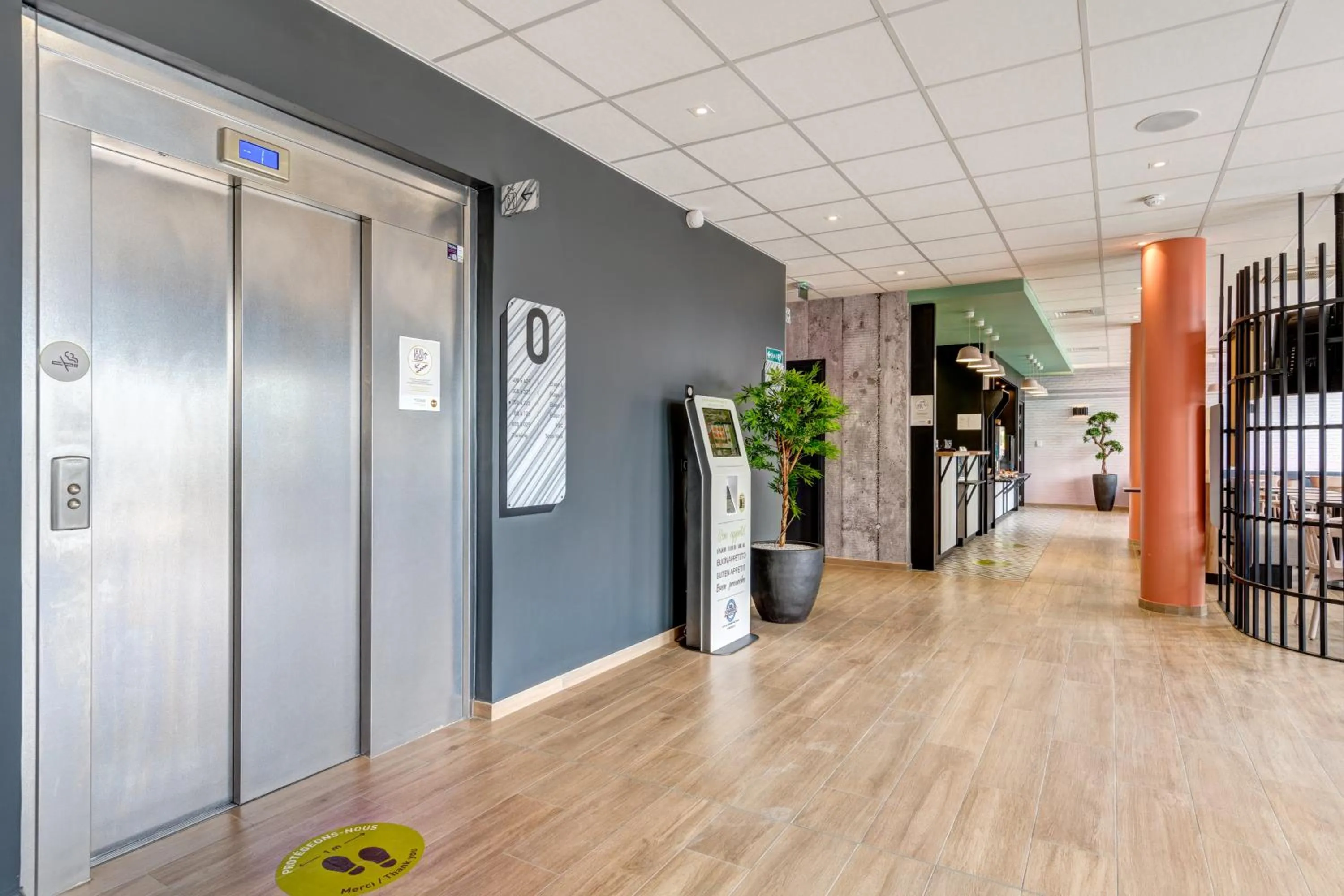 Lobby or reception in B&B HOTEL Le Port Marly Saint Germain en Laye