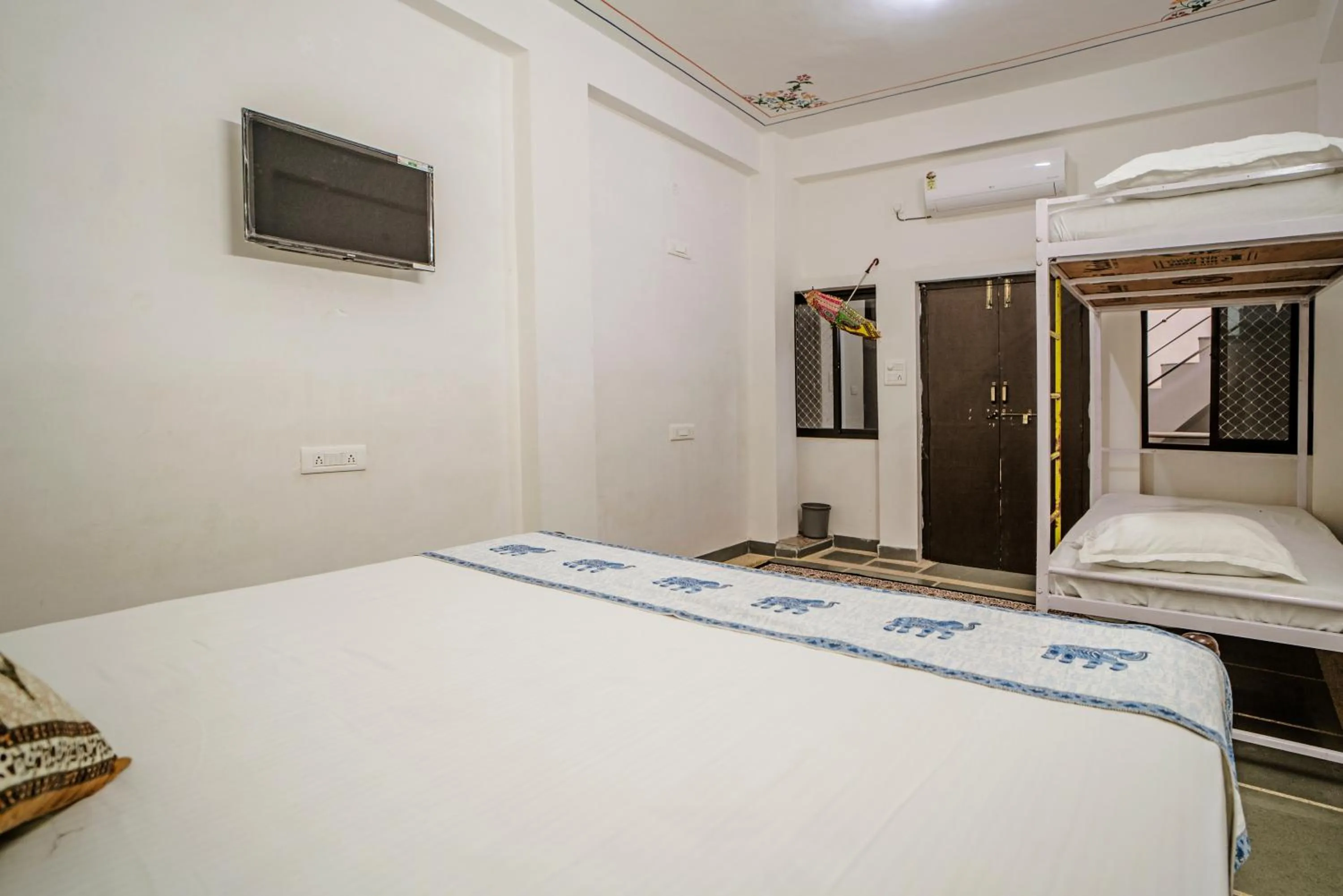 Photo of the whole room, Bed in Soham Haveli Udaipur
