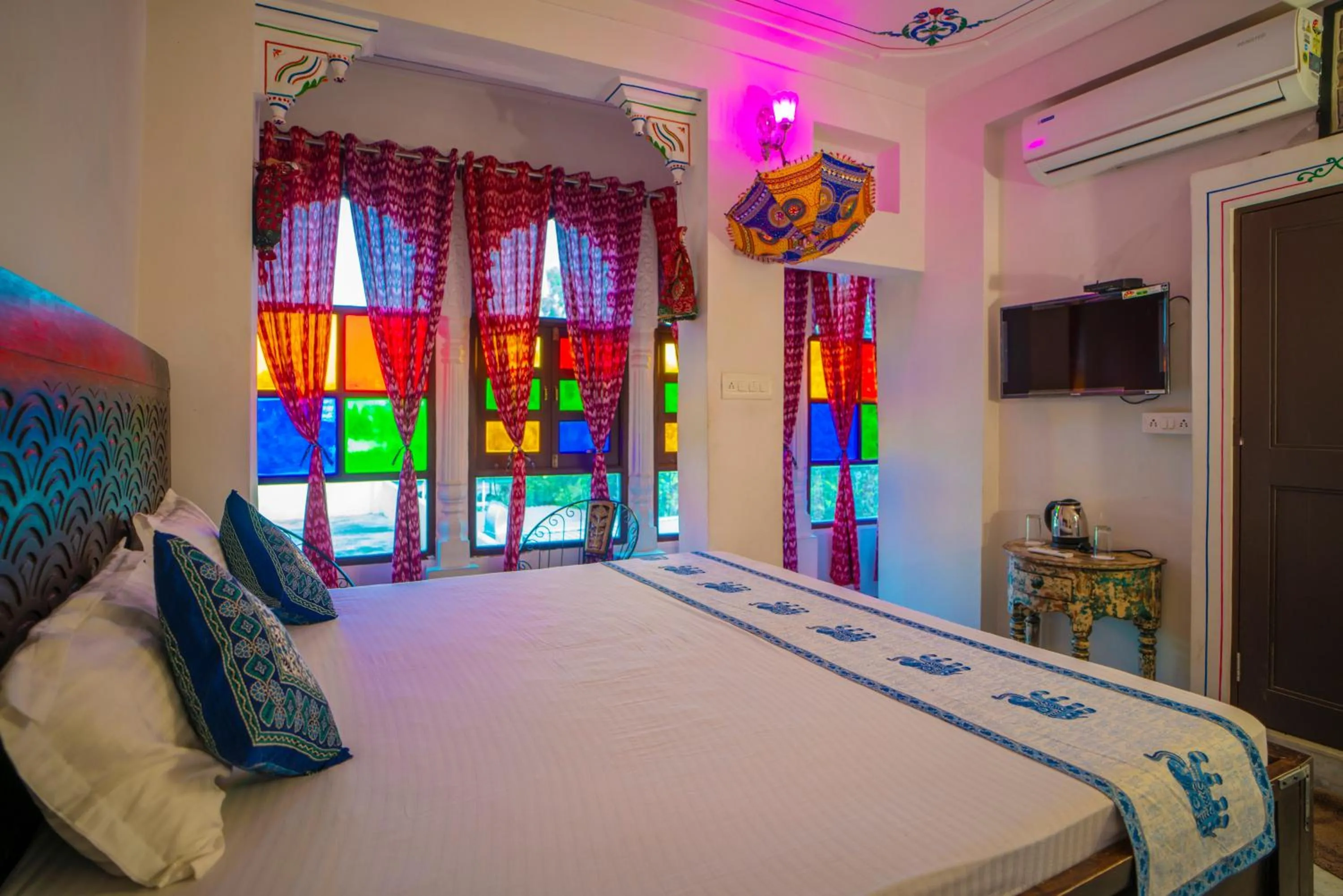 Photo of the whole room, Bed in Soham Haveli Udaipur