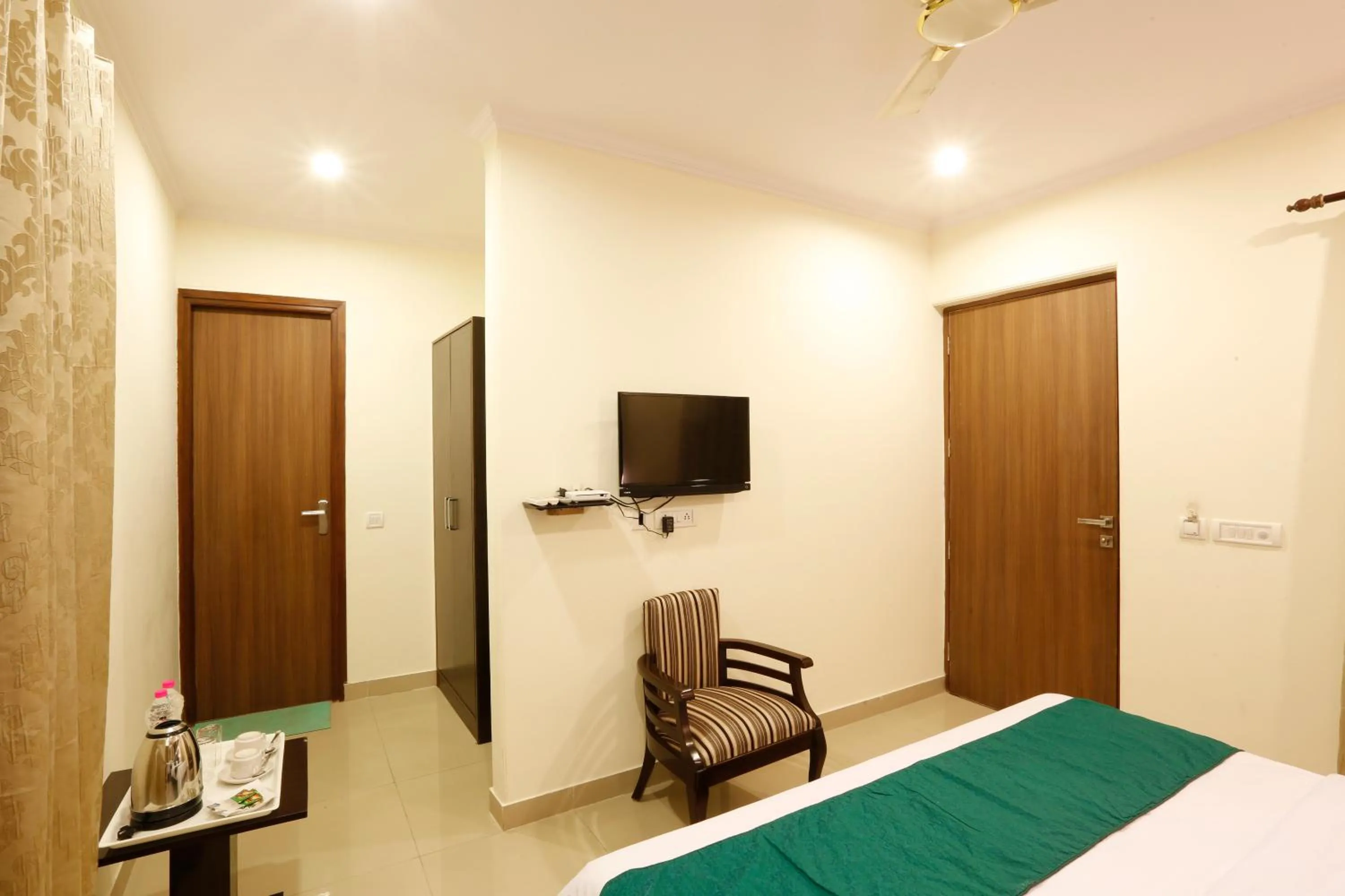 TV and multimedia, Bed in New Delhi Hotel Citizen