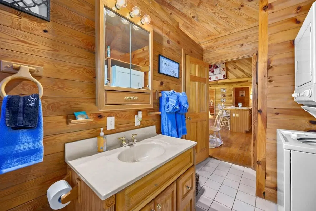 Beautiful View! Log cabin,Fireplace,Hot Tub,Arcade,Pool,Fishing