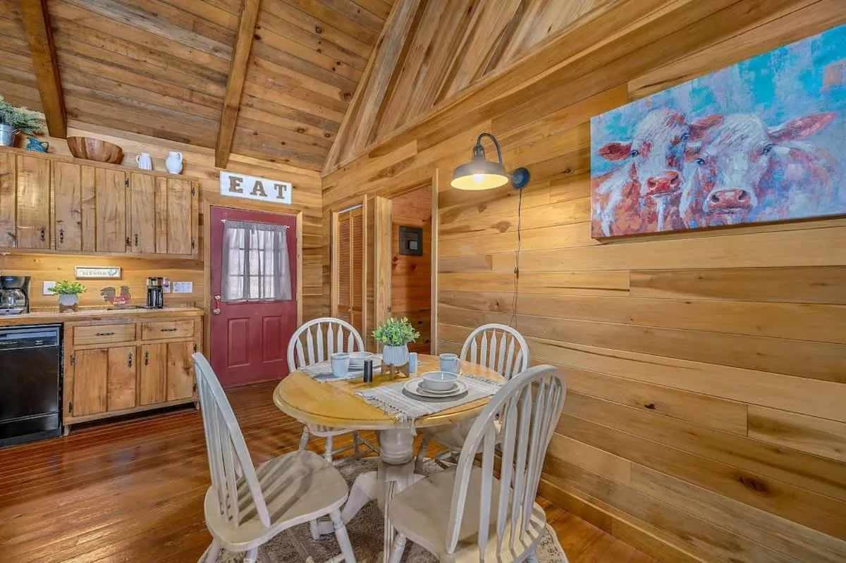 Beautiful View! Log cabin,Fireplace,Hot Tub,Arcade,Pool,Fishing