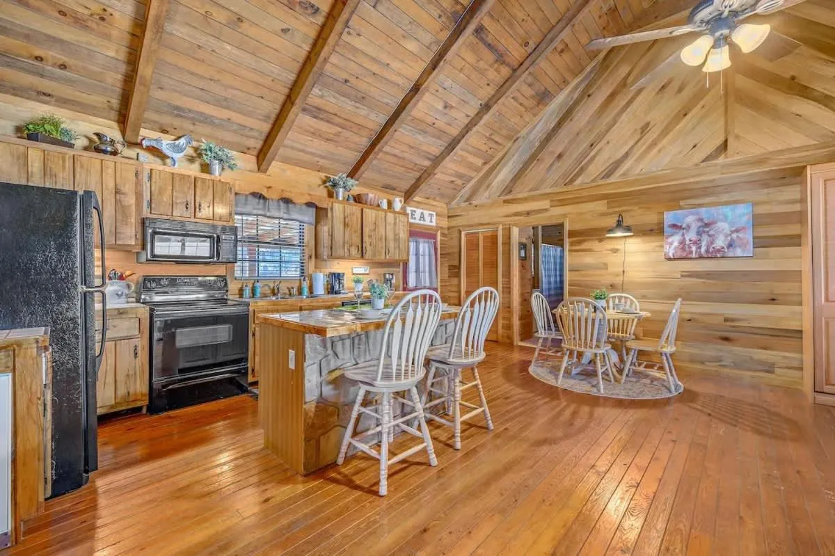 Beautiful View! Log cabin,Fireplace,Hot Tub,Arcade,Pool,Fishing